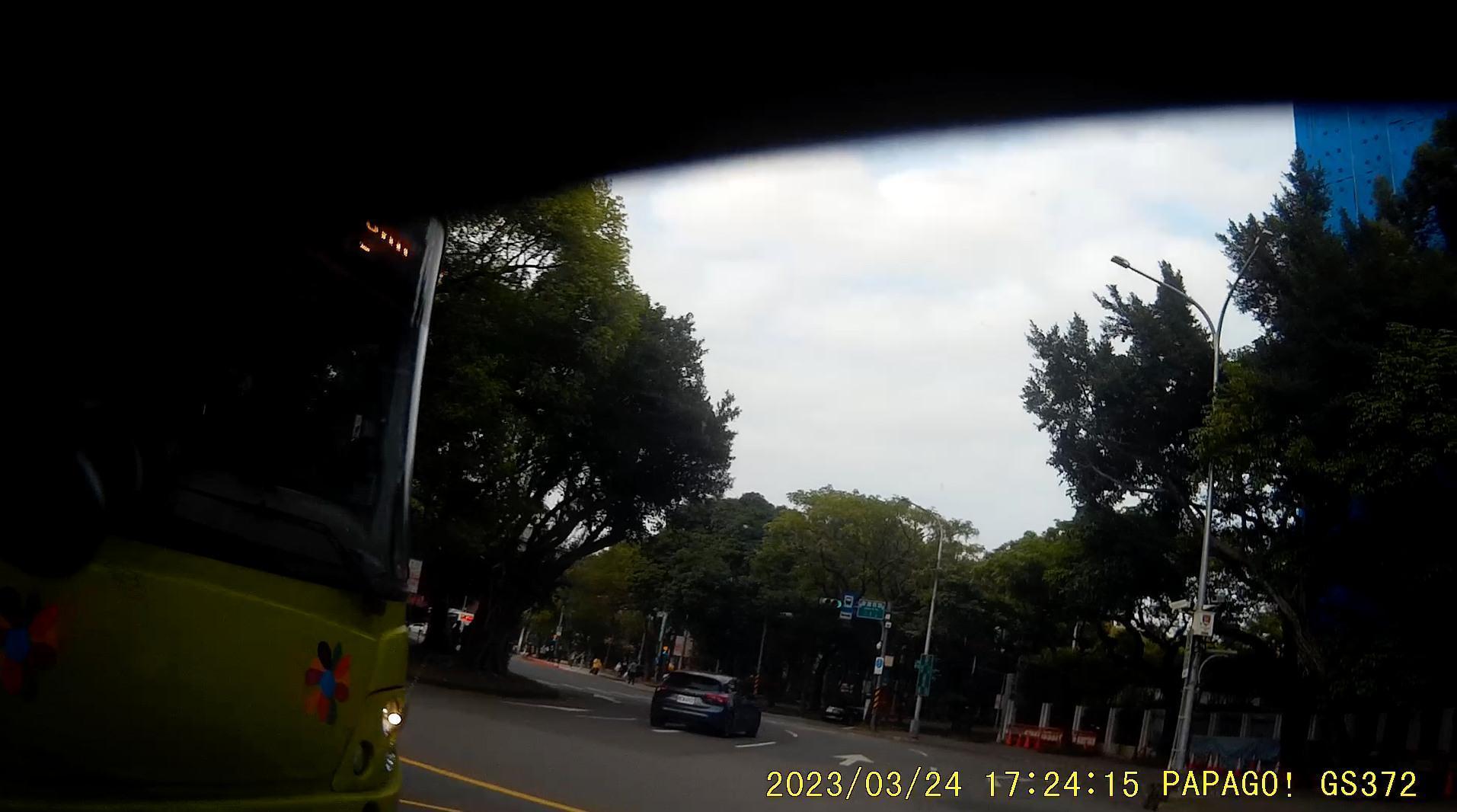 葉丙成昨天下午4點多發生車禍，一輛公車從駕駛座的門撞上，玻璃霎那間全部碎裂。（翻攝自葉丙成臉書）