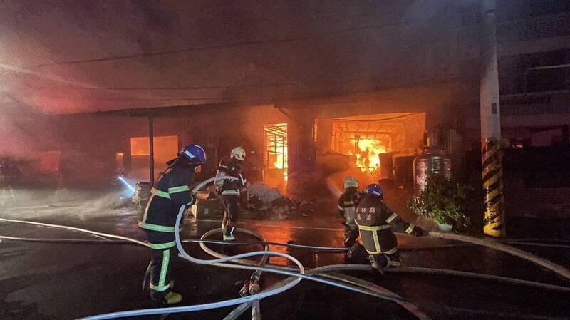 雲林虎尾一家毛巾紡織工廠昨天深夜11點半左右發生火警,鐵皮屋廠房付之一炬。(消防局提供)