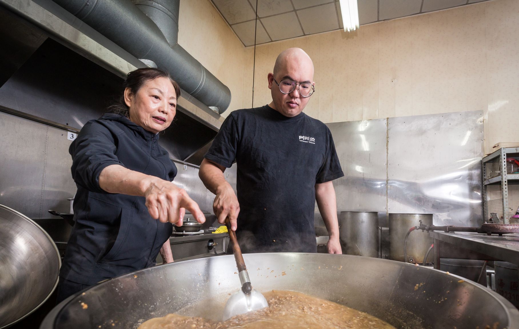 張貴美把好吃的肉粥食譜廚藝教給阿旺（林昭成）後，阿旺再把阿旺澄食堂發展進化成不只在地人喜歡，部落客、網美也愛朝聖的台中豐原美食。