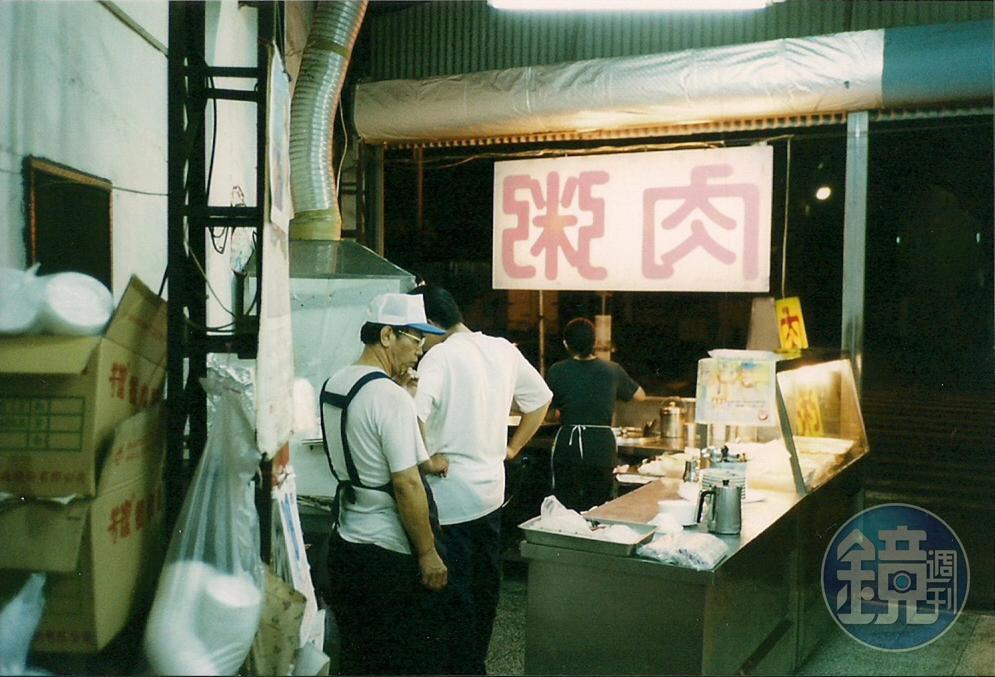 當年的鐵皮屋攤位上只掛上大大「肉粥」兩個字，每到用餐、宵夜時刻客人熙熙攘攘、十分熱鬧。阿旺澄食堂提供