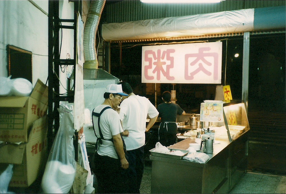 當年的鐵皮屋攤位上只掛上大大「肉粥」兩個字，每到用餐、宵夜時刻客人熙熙攘攘、十分熱鬧。阿旺澄食堂提供