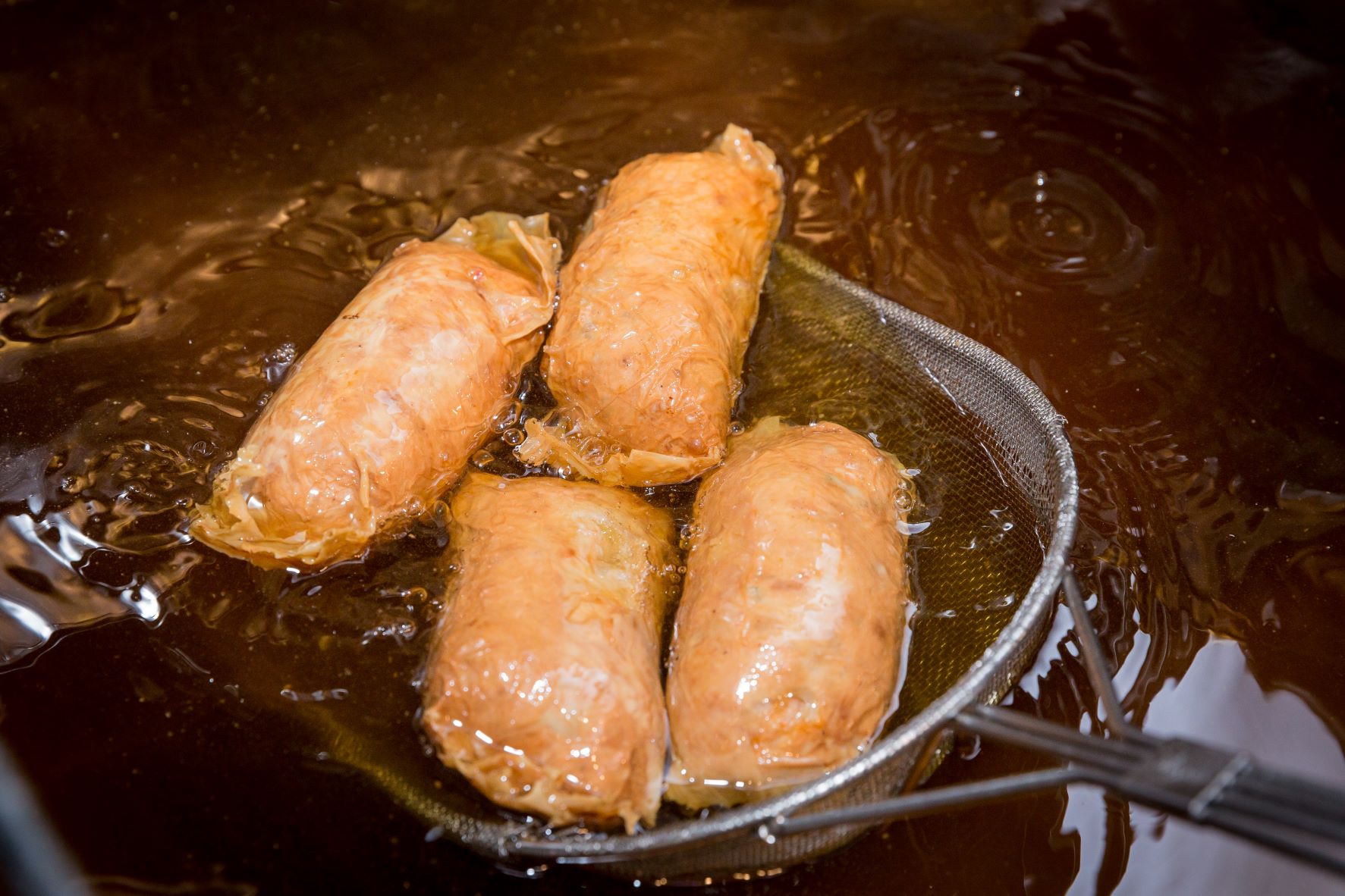 蝦捲、肉捲炸物是阿旺澄食堂的招牌菜，阿旺看好可以發展成冷凍食品，卻在當年食安風暴事件下嘎然而止。