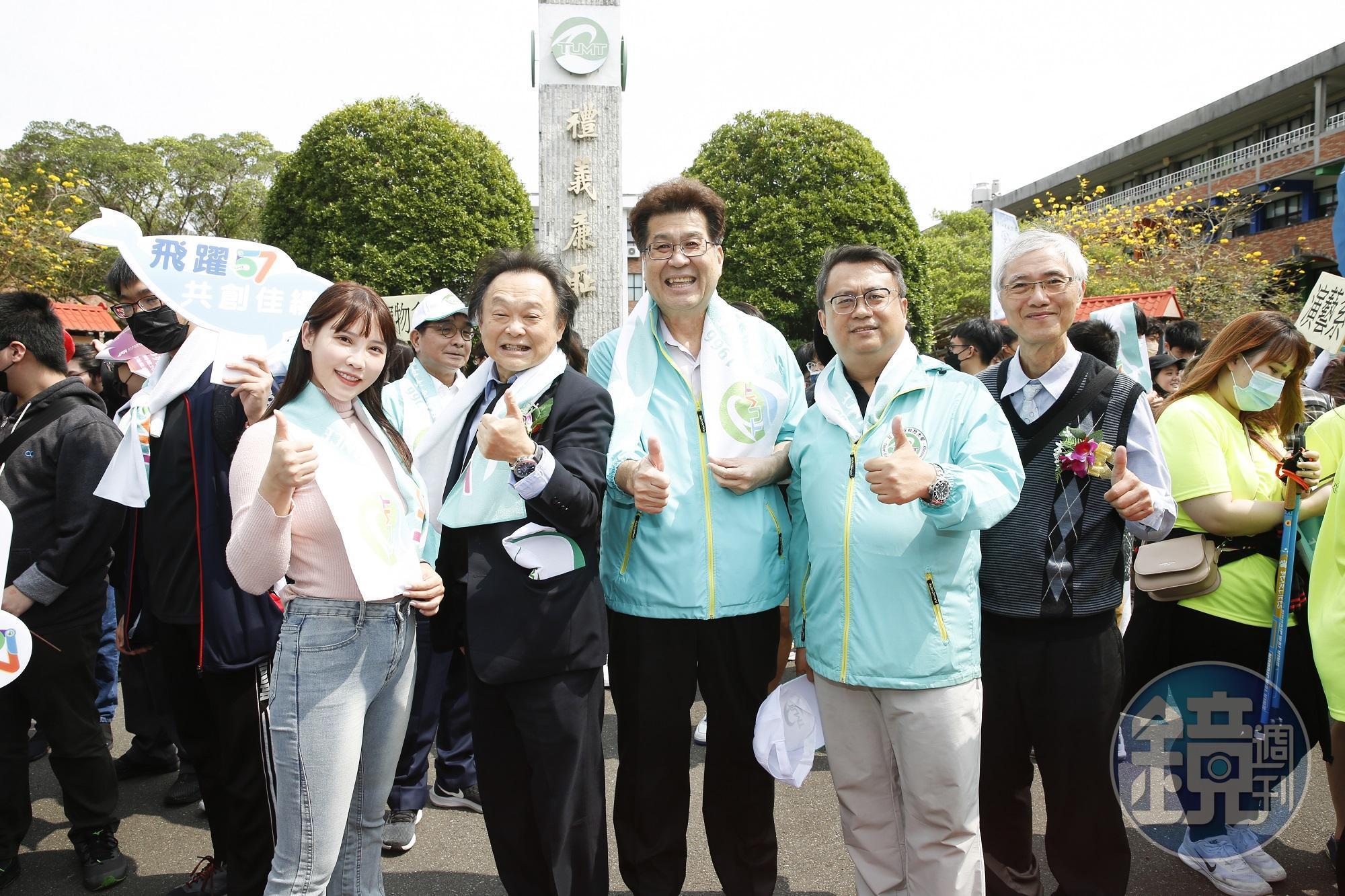 咪妃（前排左起）、市議員王世堅、海大董事長林世宗等人一同參加校慶活動。