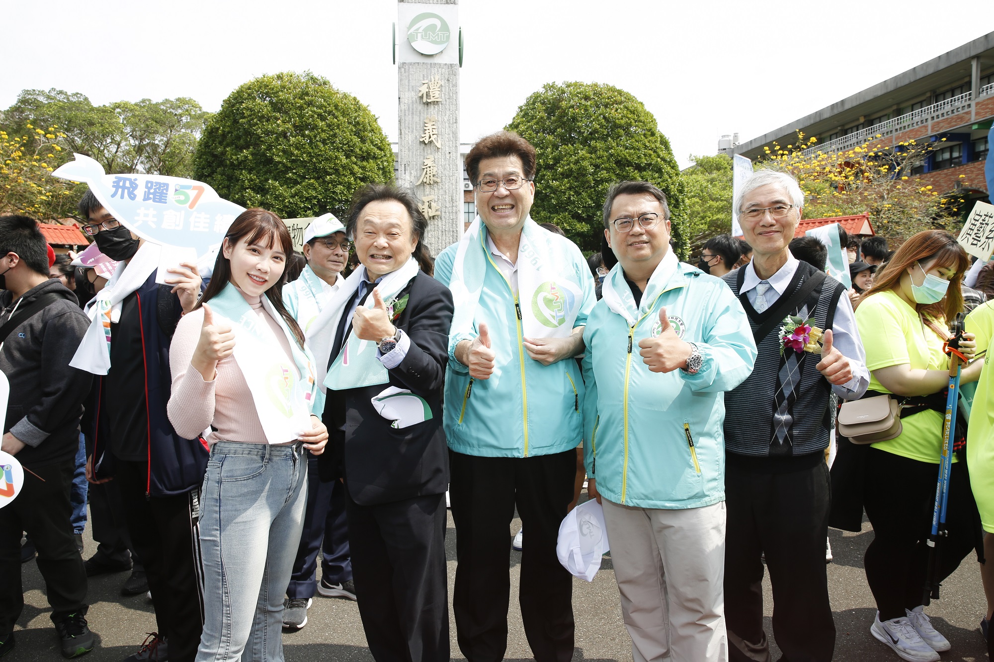 咪妃(前排左起)、市議員王世堅、海大董事長林世宗等人一同參加校慶活動。