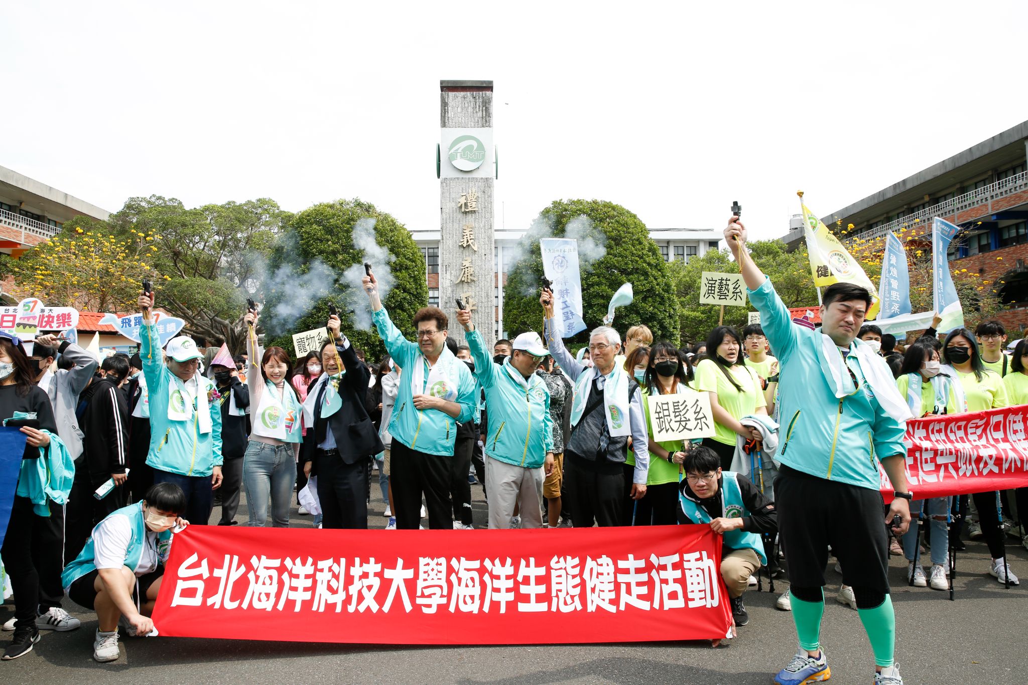 市議員王世堅(前排黑衣)與網紅咪妃(前排粉紅衣)為「海洋生態健走活動」帶領全校師生環繞社子島周邊,了解島頭公園生態環境。