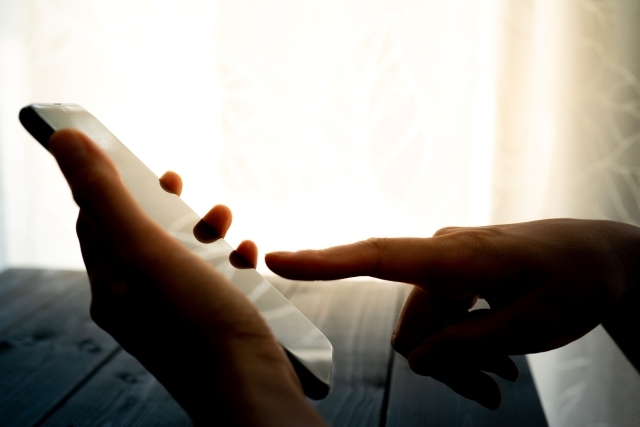 許多網友都有和朋友聊天後,手機網頁出現廣告的經驗。(示意圖,取自photoAC)