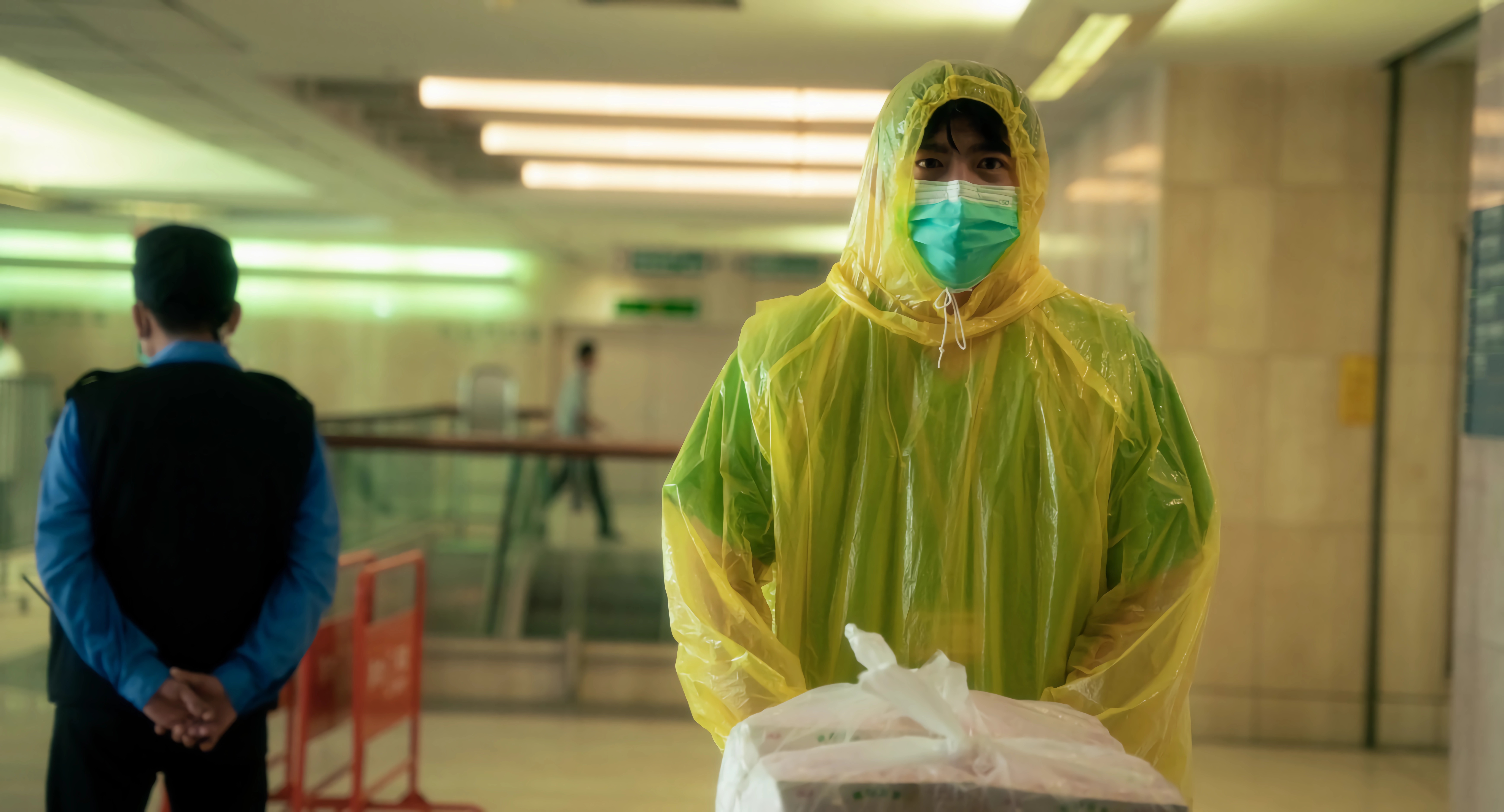 除了要穿著兔寶寶裝進開刀房演出手術戲，王柏傑連送便當也要穿著防護衣進入被封控的大樓，悶到全身飆汗。（CATCHPLAY提供）