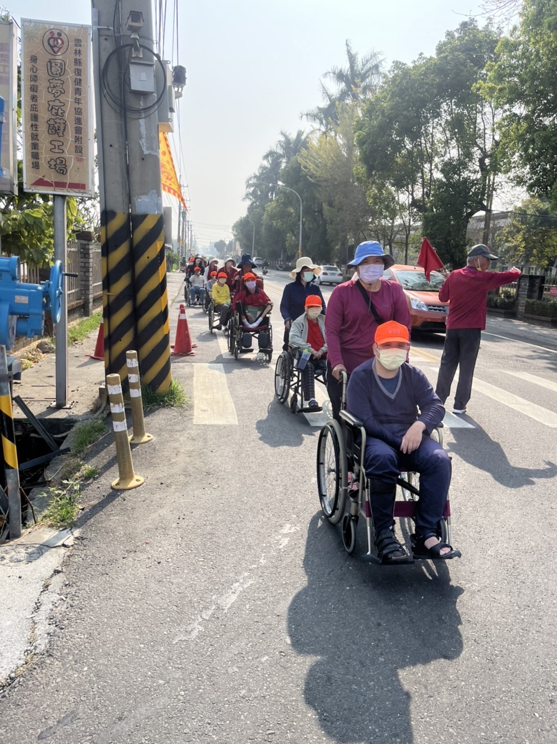 雲林身障養護中心今帶著服務對象走出戶外，前往六房媽參拜，感謝長期以來的支持。（雲林身障養護中心提供）