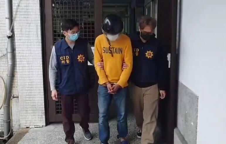 警方拘提涉羅東飛車搶奪案的夏姓男子（中、43歲），訊後將他移送法辦。（警方提供）