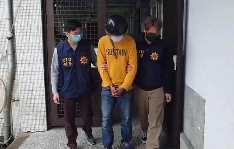 警方拘提涉羅東飛車搶奪案的夏姓男子（中、43歲），訊後將他移送法辦。（警方提供）