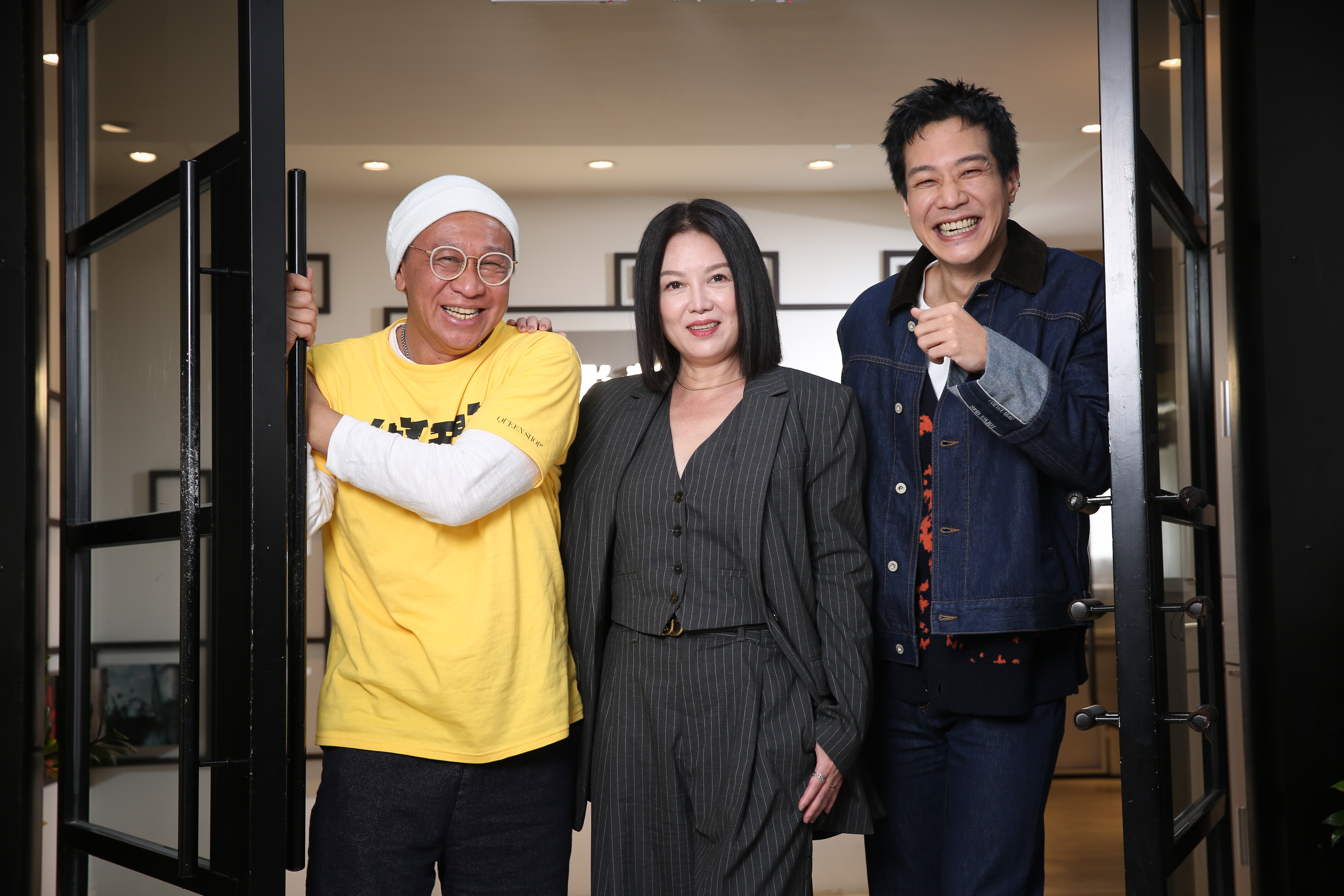 游安順（左起）、苗可麗與薛仕凌在片中關係特別不同，因此兩位前輩調侃起薛仕凌也是毫不手軟，但又適時會替他解圍。