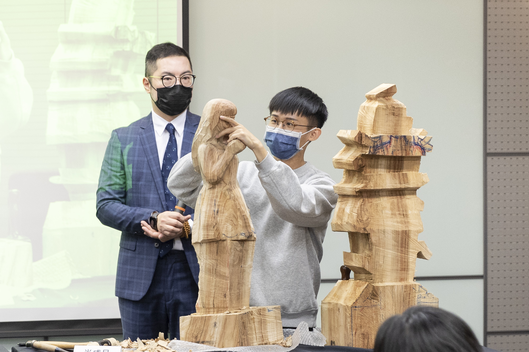 寶吉祥藝術中心舉辦知名木雕藝術家江基名與收藏家的茶聚，江在現場還原、分析其創作狀態和作品。（寶集祥藝術中心提供）