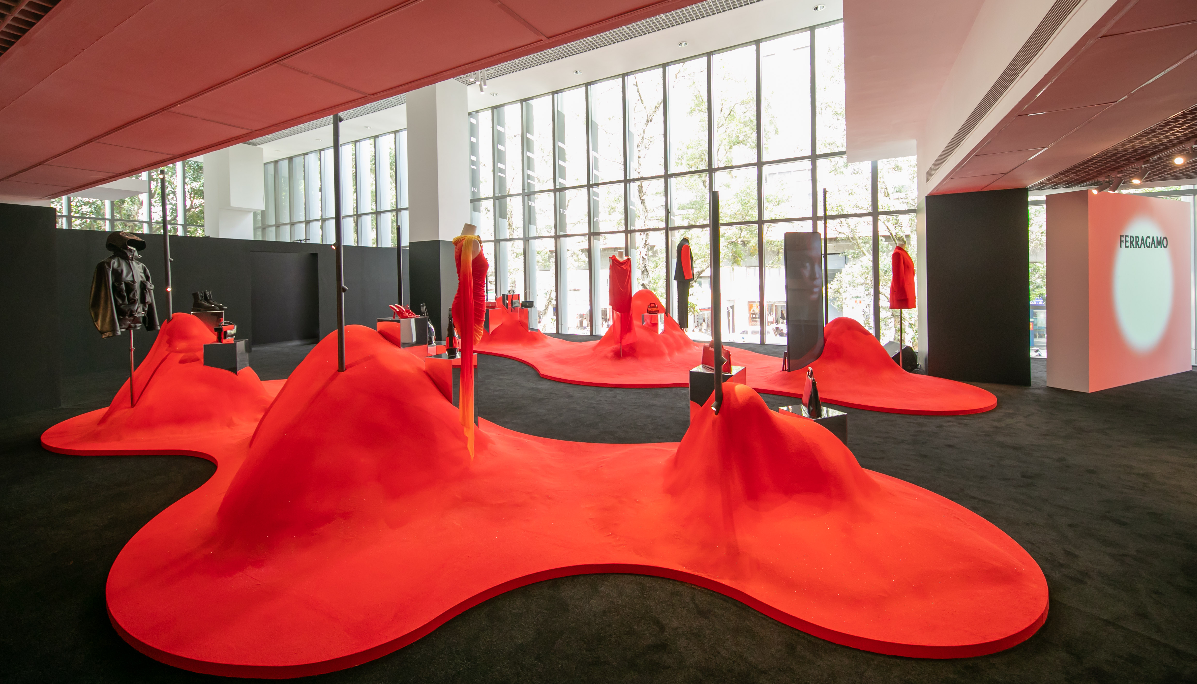 FERRAGAMO以紅色沙丘重現米蘭時裝秀時的場景。（FERRAGAMO提供）