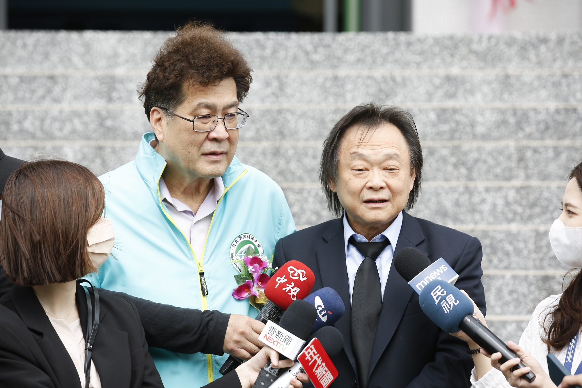 王世堅（右二）宣布參選立委後，動向備受關注，今出席好友台北海大董事長林世宗（左二）的校慶活動。