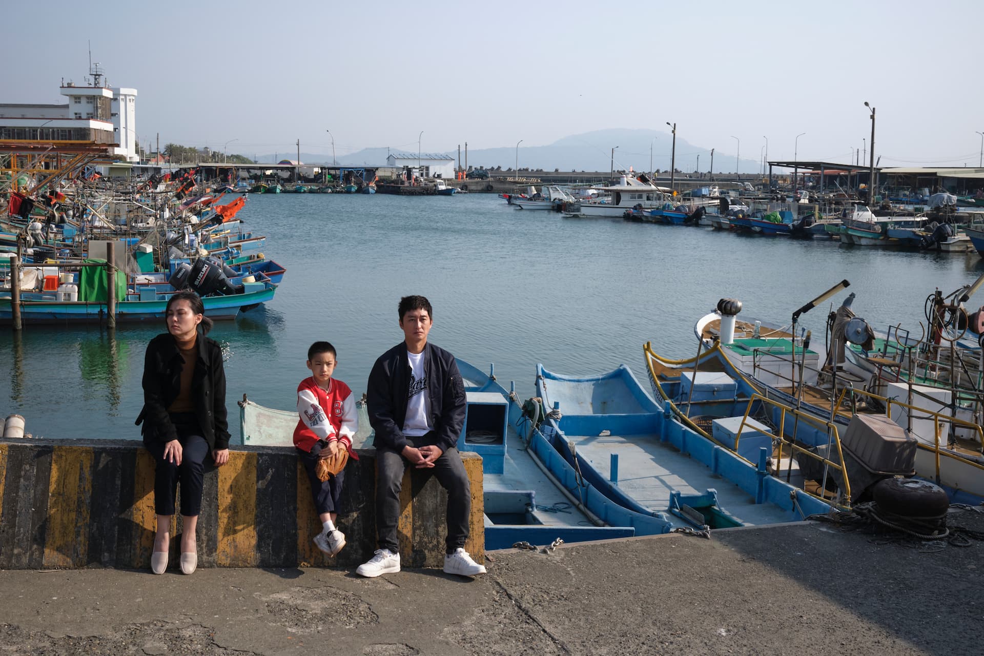 楊閔（左起）、兒童演員謝以樂及柯宇綸在《再見觸身》飾演一家三口，以父子關係為母題，描述家庭分裂後的重整。（高雄市電影館提供）