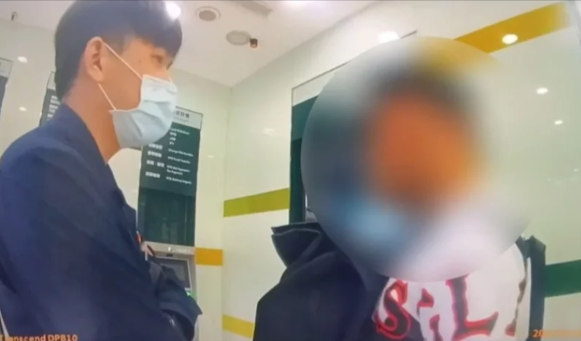 警方追查後發現林男是詐騙集團車手,當場將他帶回警局。(翻攝畫面)