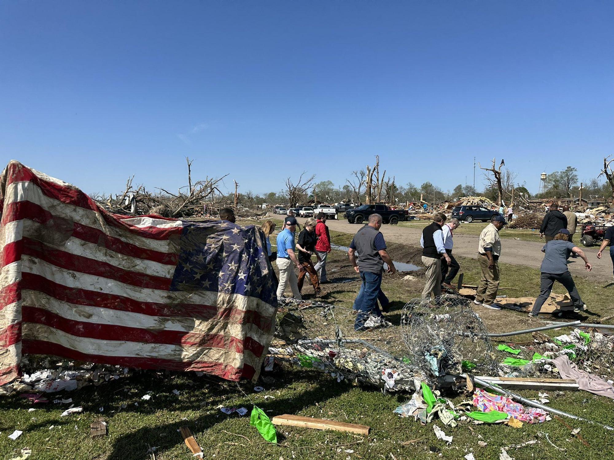 密西西比州小鎮羅靈福克受創嚴重,滿地瘡痍。(翻攝自@tatereeves Twitter)