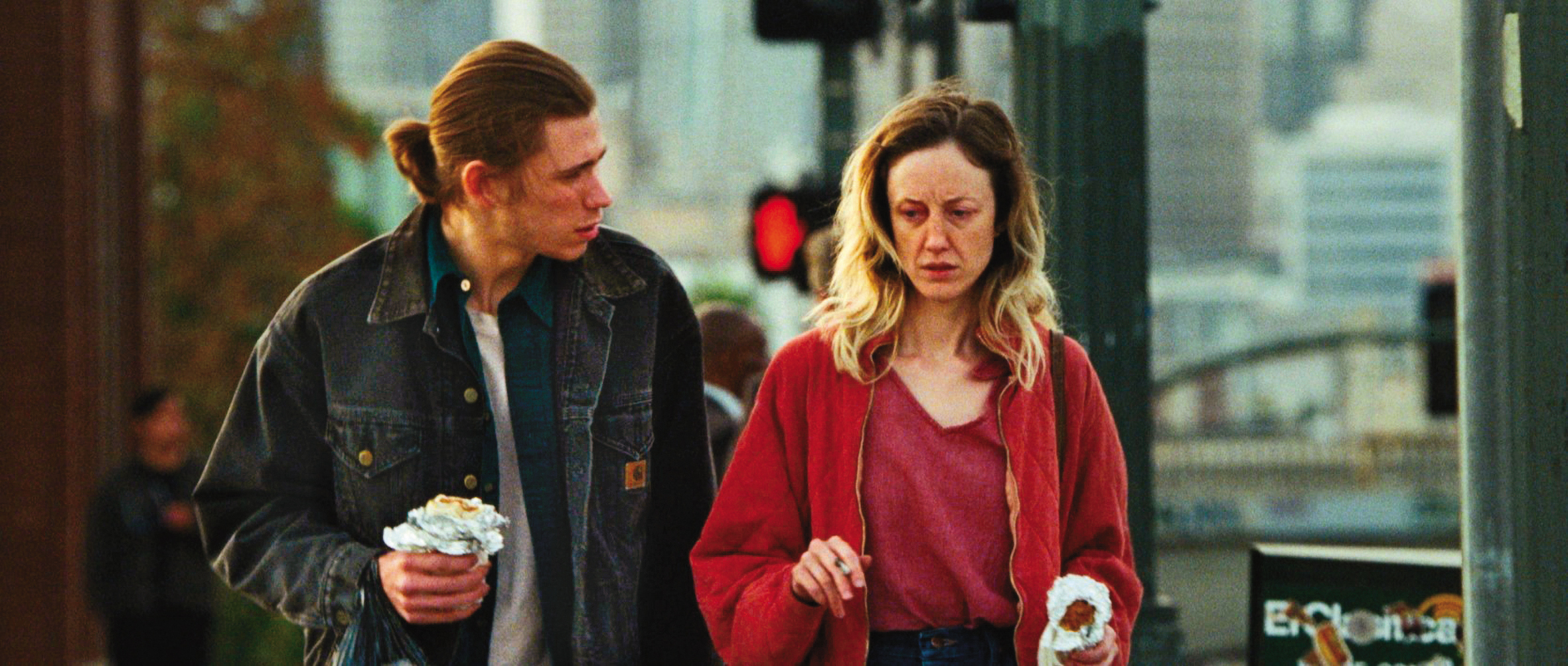 把中獎彩金揮霍殆盡的女子跌入人生谷底，不僅失去工作與兒子，且酒精中毒又破產，所幸有人將她拉出深淵。（光年映畫提供）