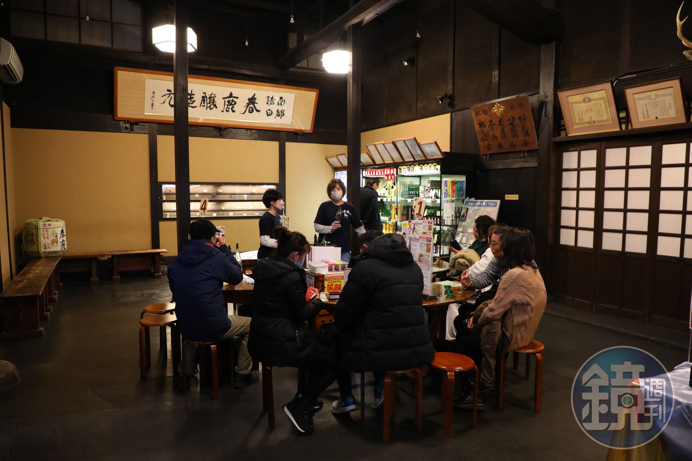 大家在老屋中圍著圓桌，試喝春鹿自家釀製的5款清酒。