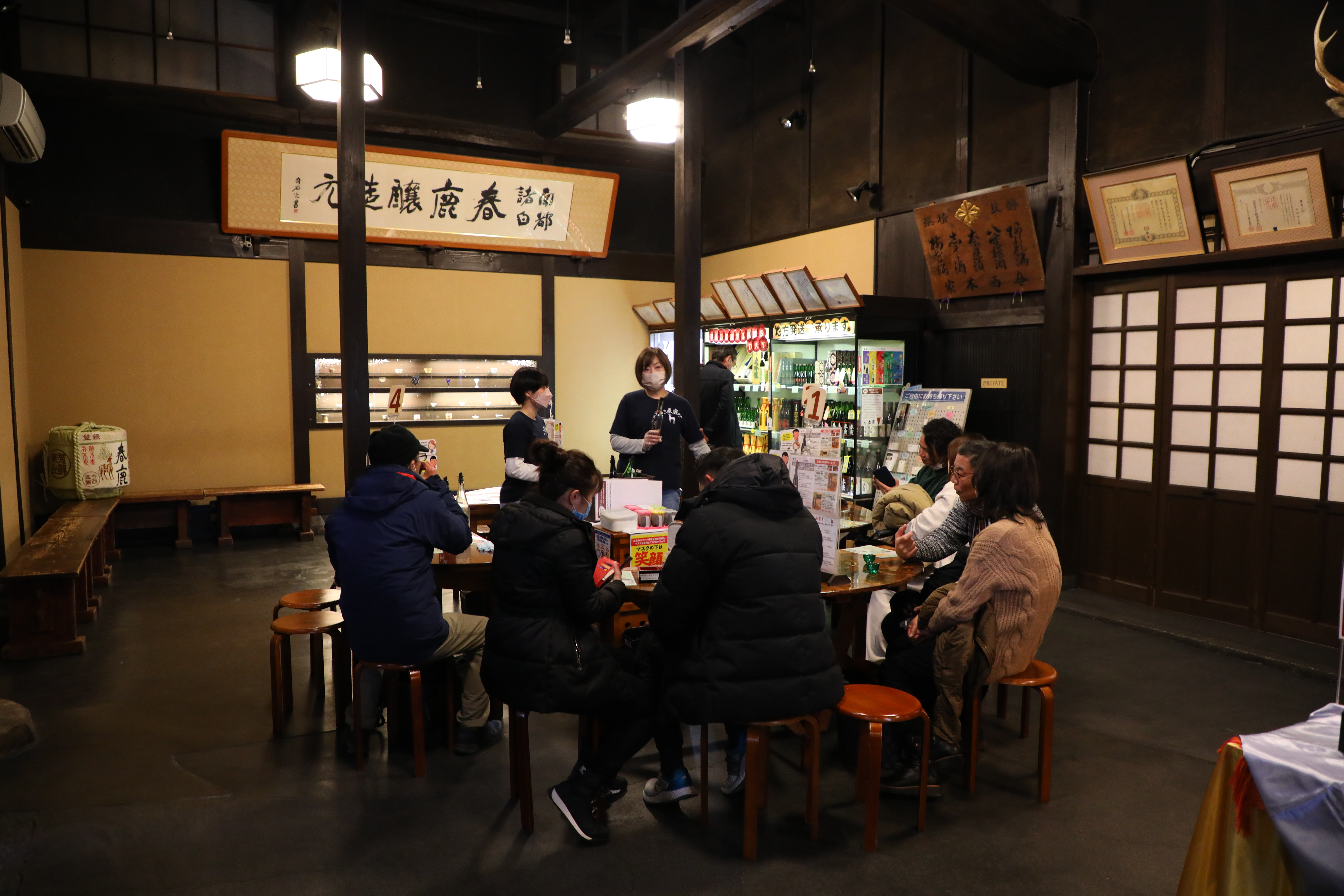 大家在老屋中圍著圓桌，試喝春鹿自家釀製的5款清酒。