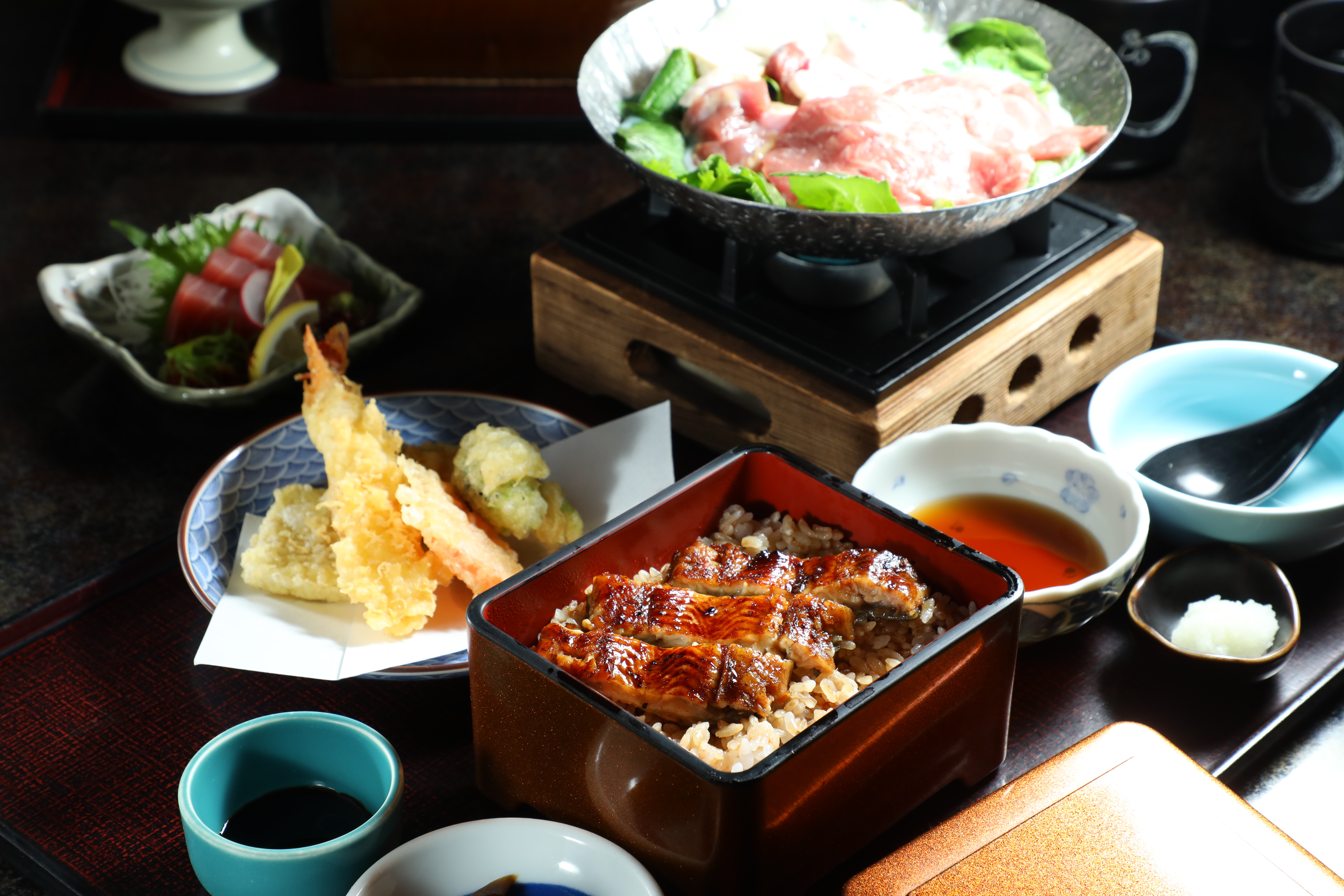「飛鳥鍋膳」滿足想同時吃鰻魚飯和火鍋的欲望。（3,400日圓／份，約NT$773）
