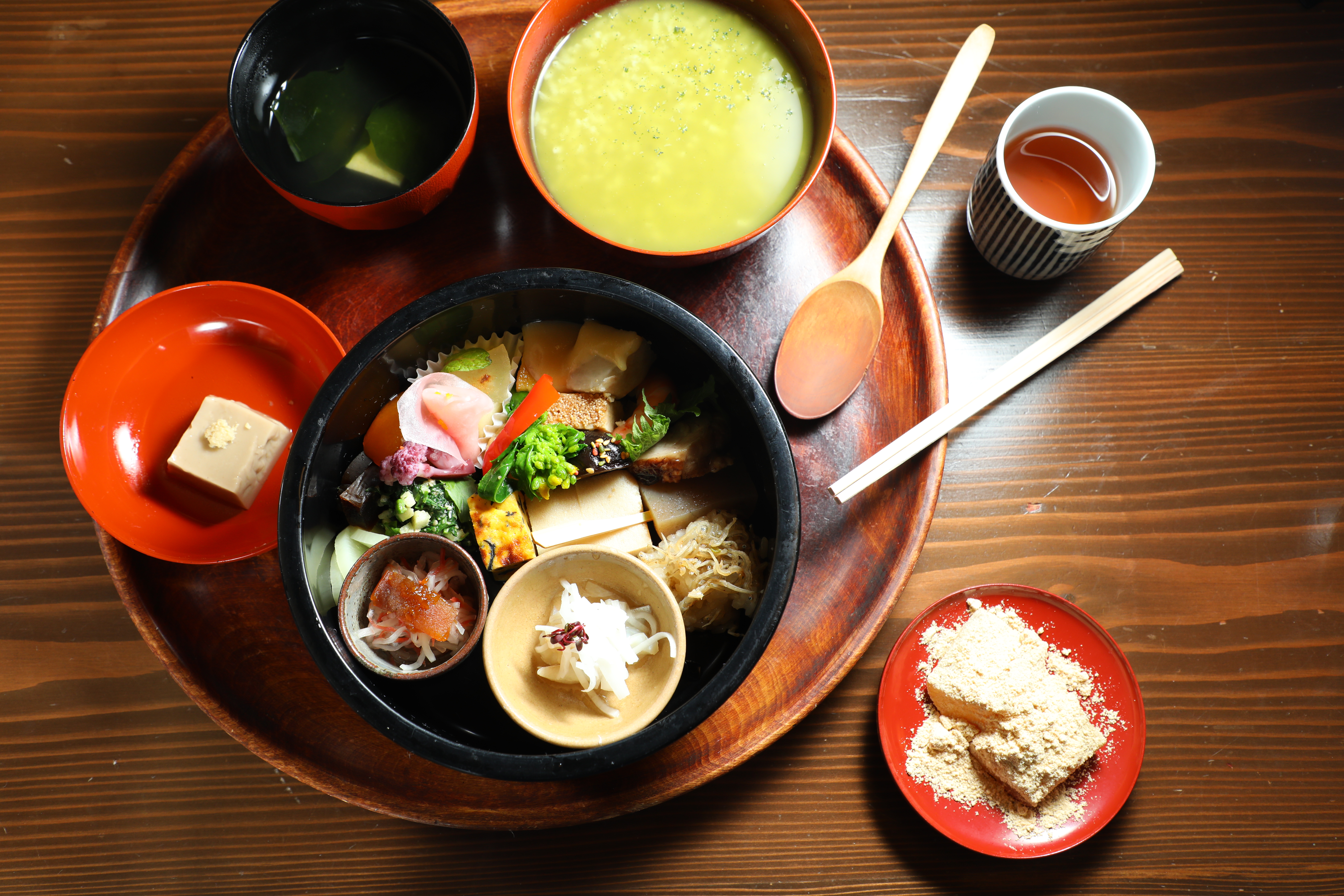 「茶粥便當」可吃到13種以上精緻料理。（2,750日圓／份，約NT$625）