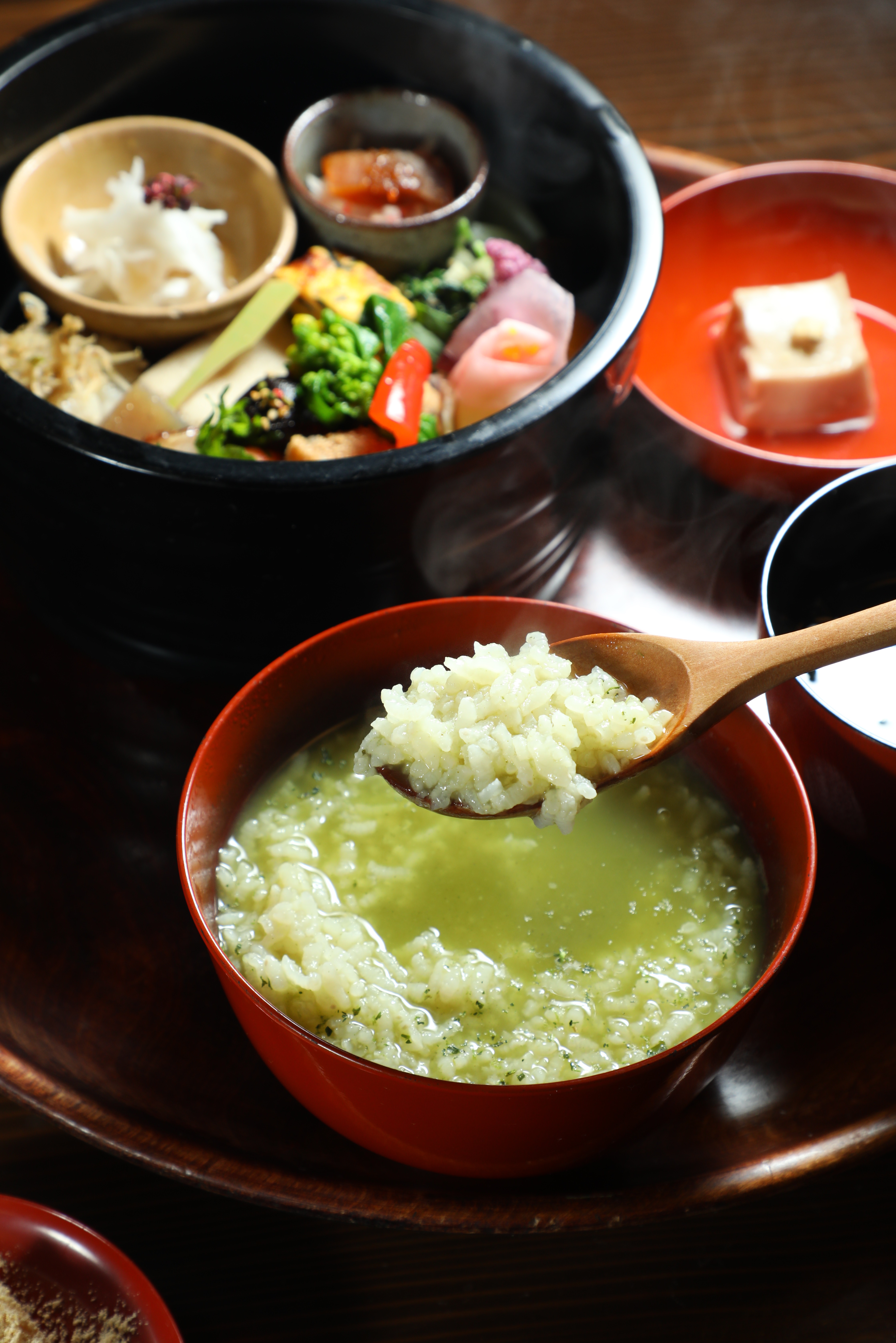 用覆茶烹製的茶粥，顏色碧綠，微苦回甘。（茶粥便當，2,750日圓／份，約NT$625）