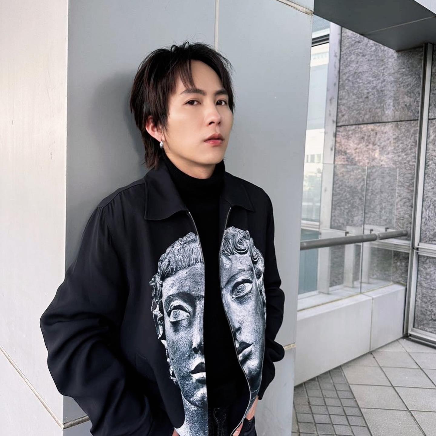 曾珮瑜在拍床戲方面已是經驗老道,但碰上巫建和(圖)「第一次」螢幕前激情,仍備受折騰。(翻攝自巫建和臉書)