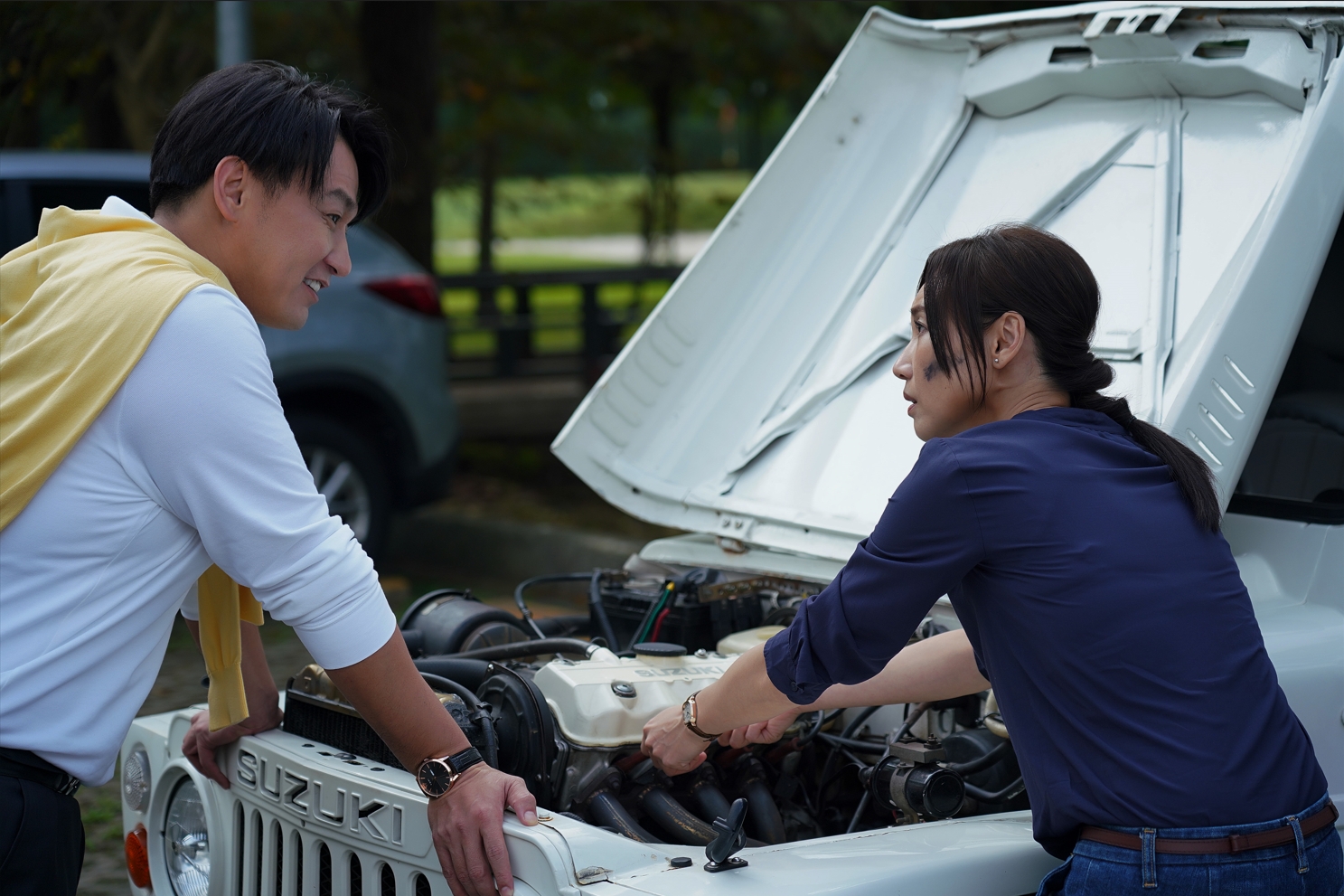 張天霖（左）在戲裡追求張本渝（右）。（華視提供）