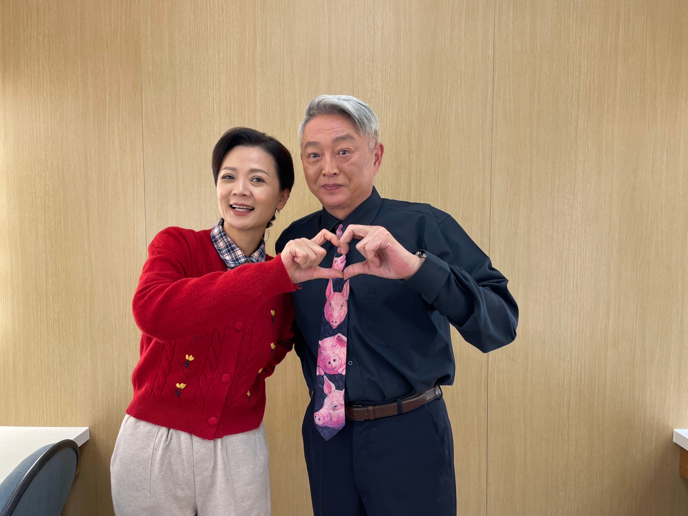 高欣欣跟李國超在8點檔《市井豪門》中首次合體演夫妻，戲裡戲外都是一對。（民視提供）