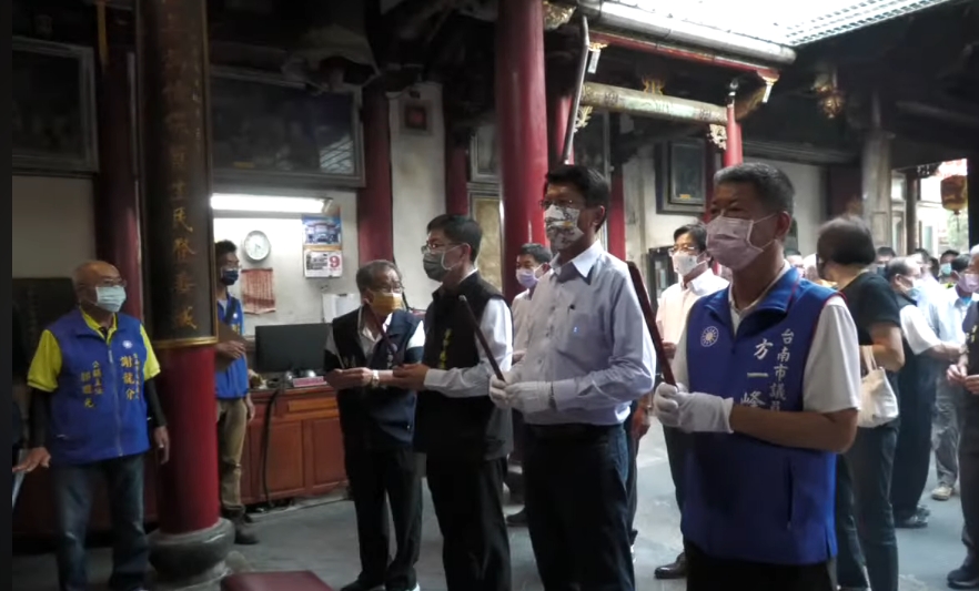 國民黨議員謝龍介去年曾到學甲慈濟宮參拜。（翻攝youtube頻道屏東阿猴王直播）