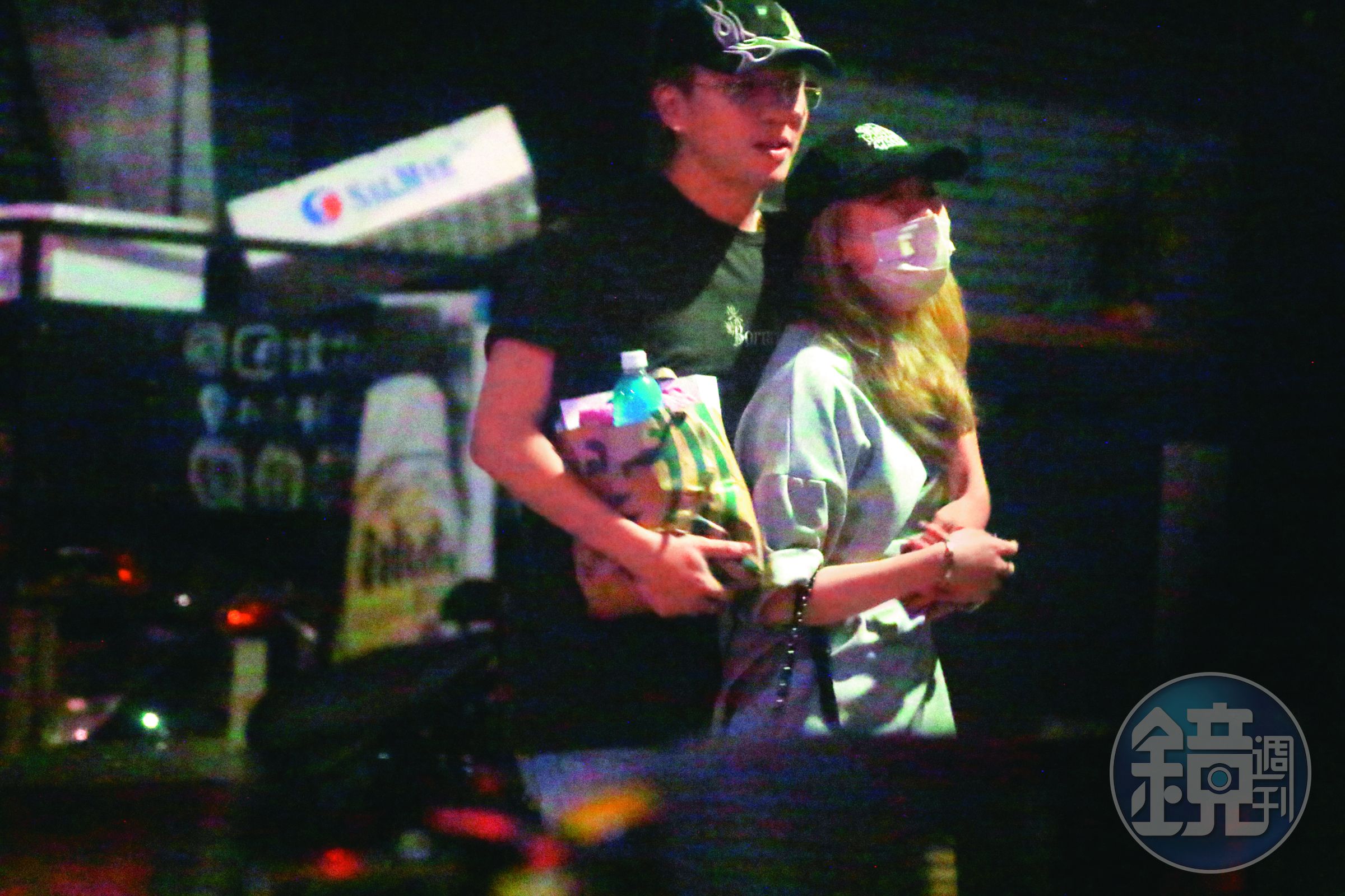 3/20 02：18，聚會結束後，兩人告別好友們，果然遇上獨處時間，李凱又伸手親密環抱愷愷。