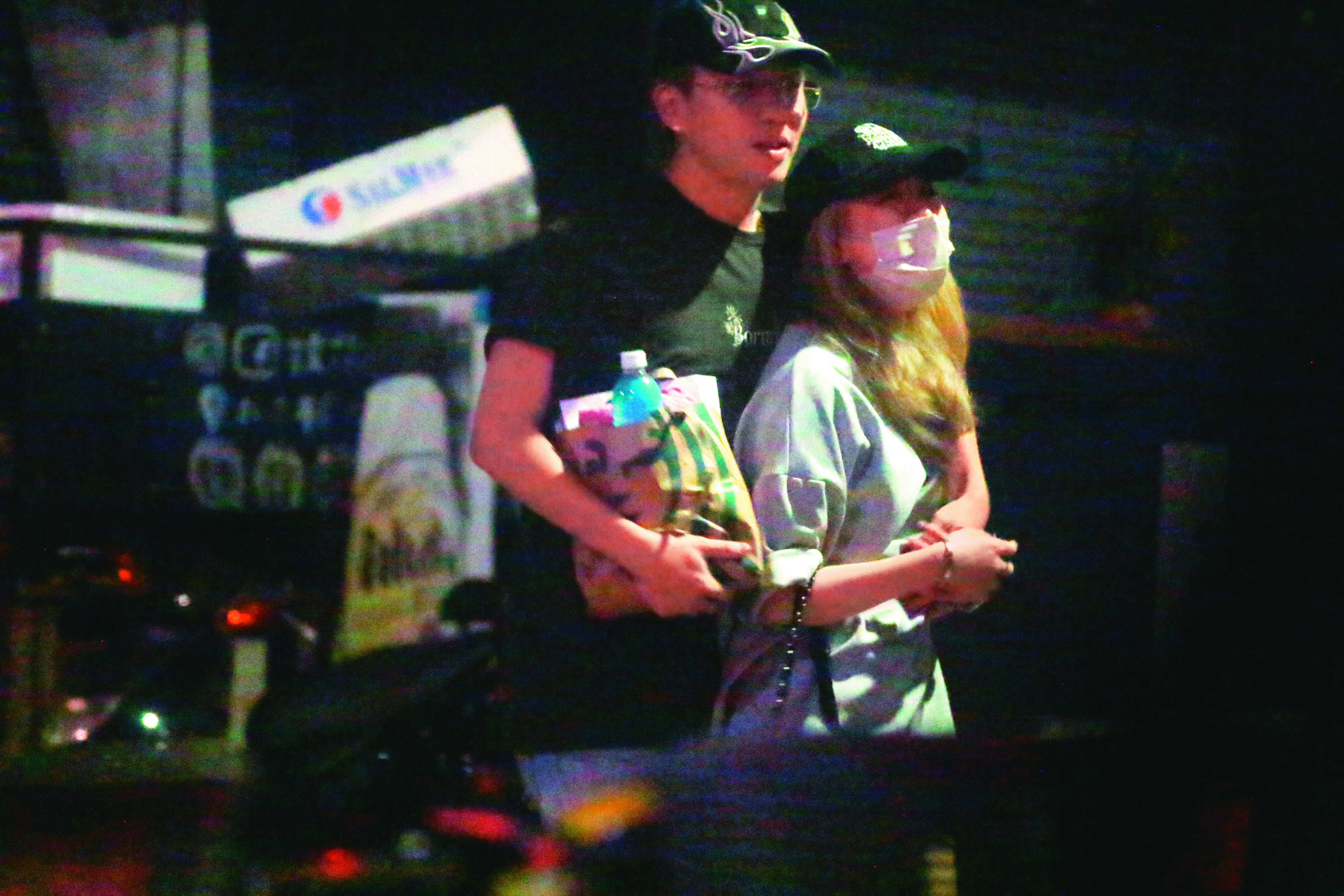 3/20 02：18，聚會結束後，兩人告別好友們，果然遇上獨處時間，李凱又伸手親密環抱愷愷。