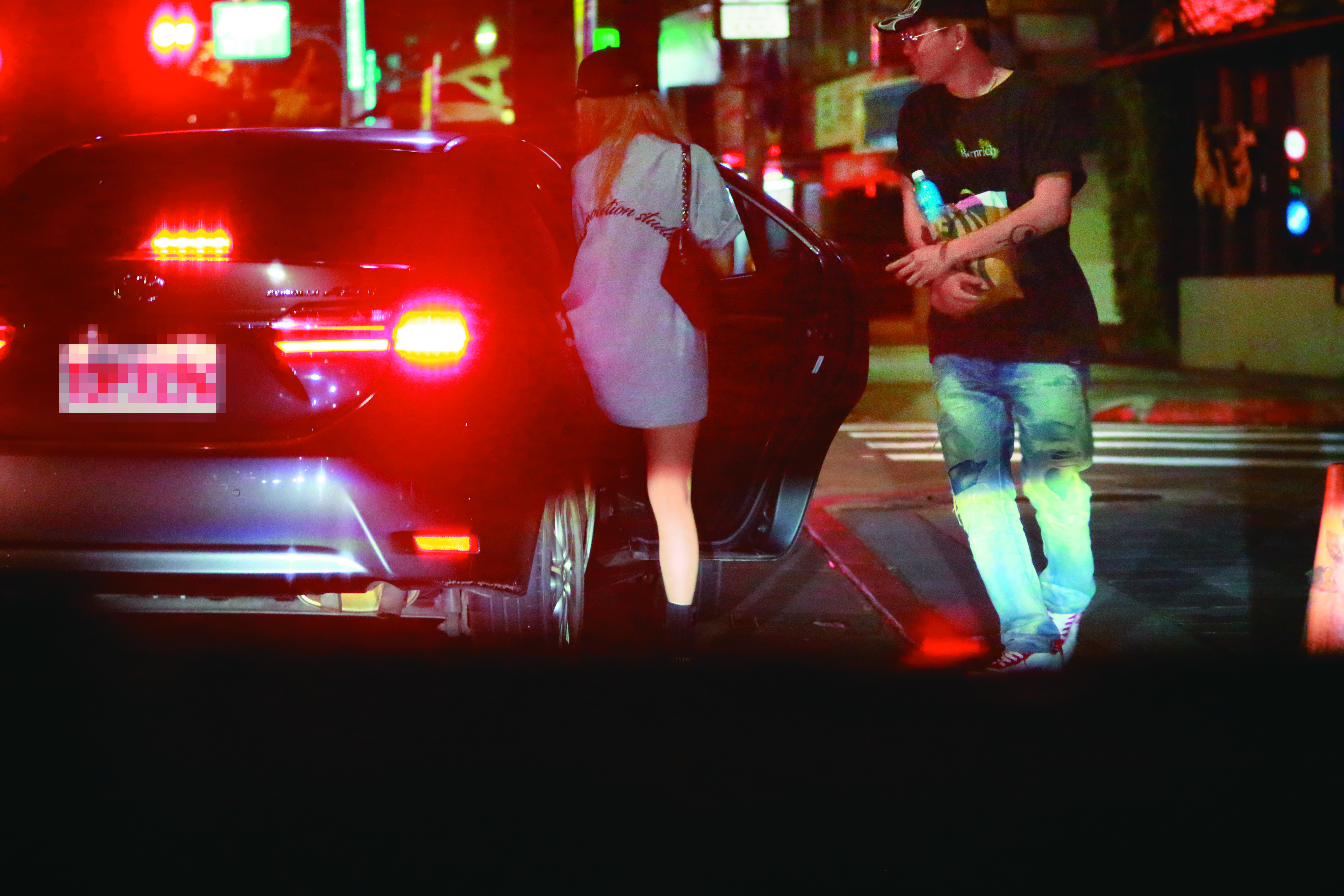 02：22，	隨後他們一起坐上計程車離開。