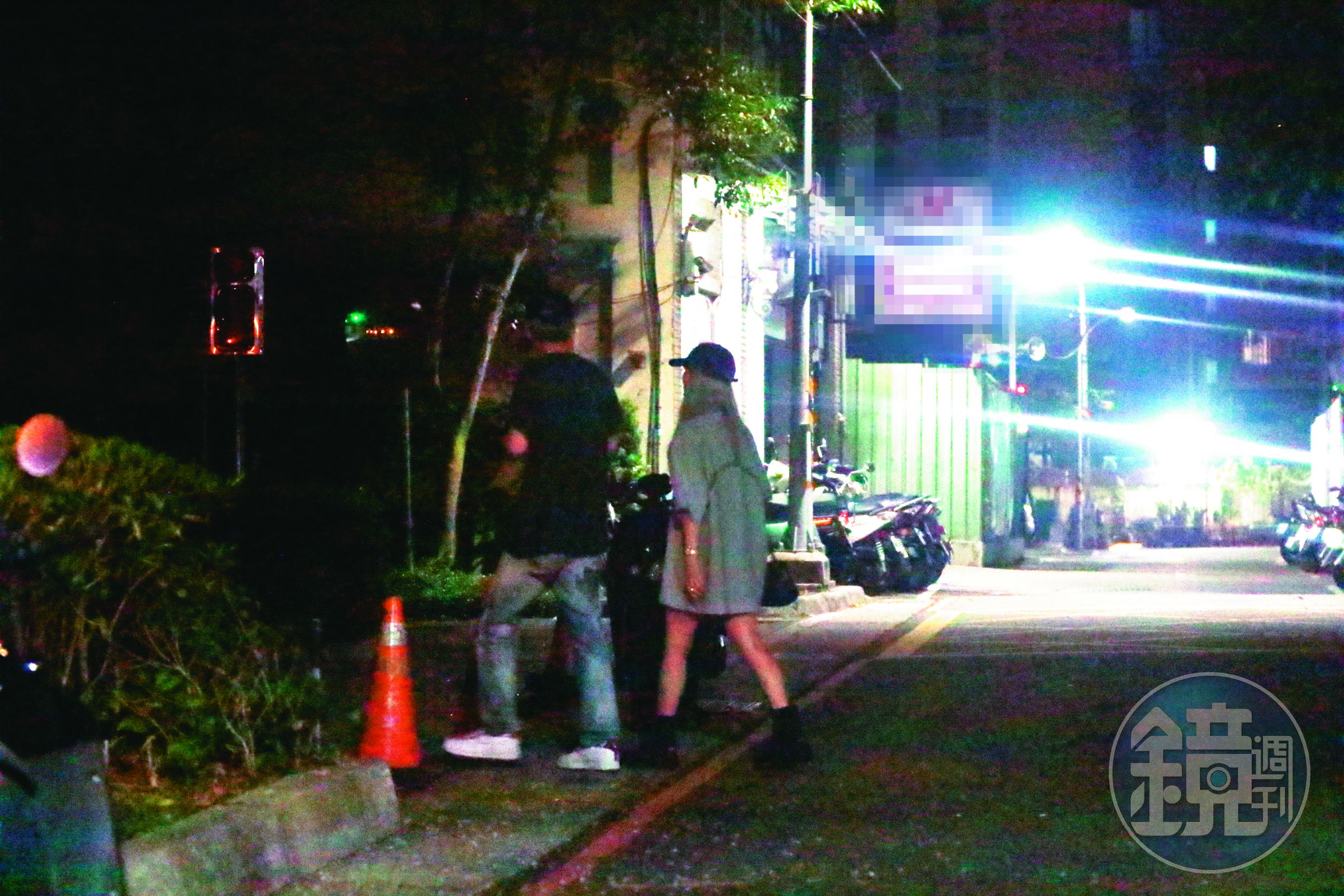 02：36，下車後先繞去便利商店購物，接著漫步走回男方家。