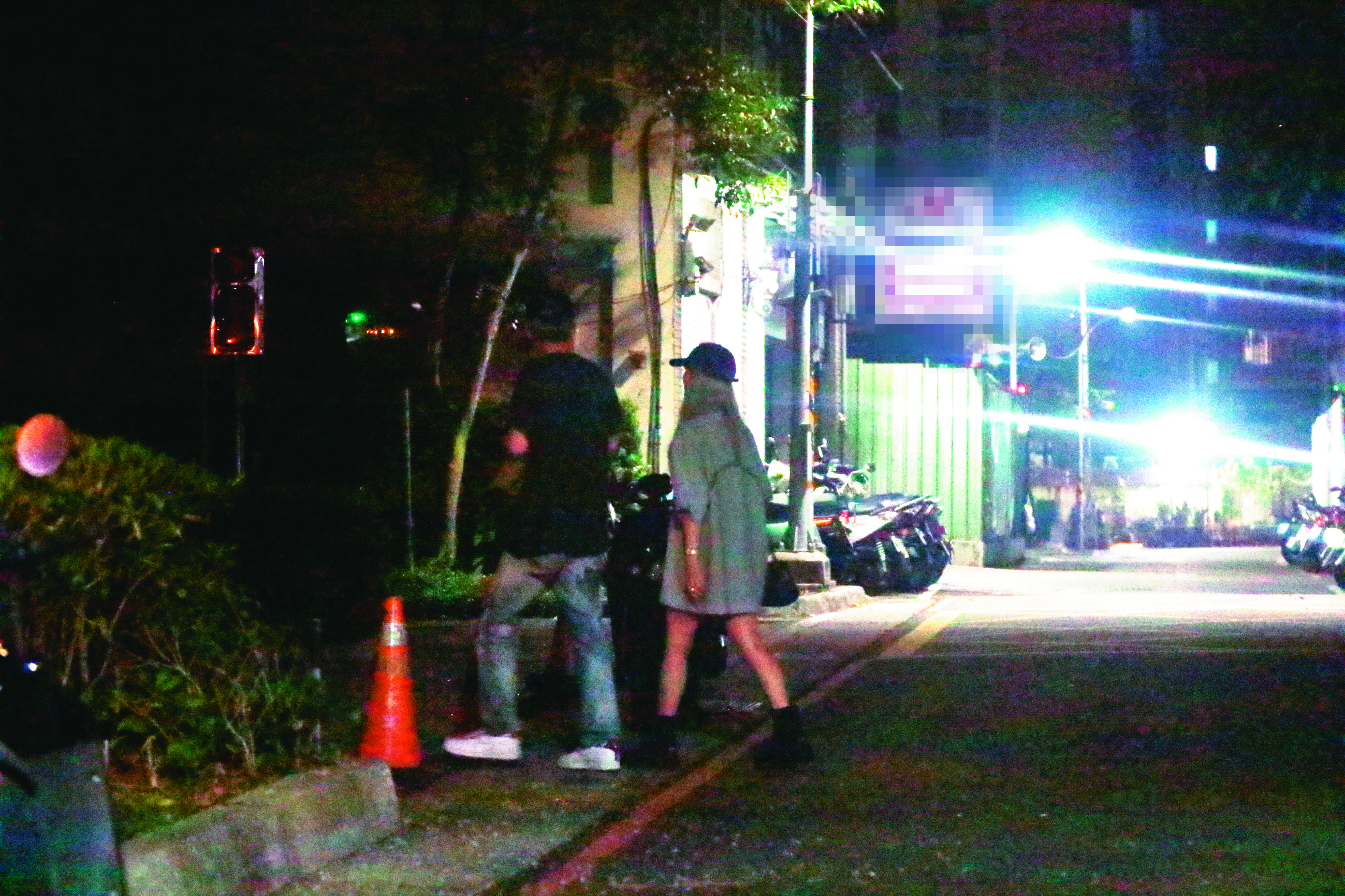 02：36，下車後先繞去便利商店購物，接著漫步走回男方家。