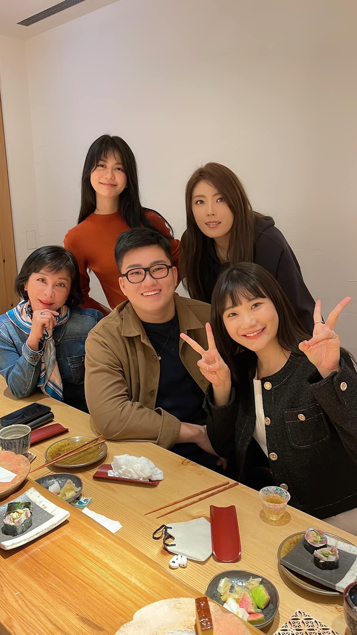 吳淡如曬出和乾兒子、女兒們的合照。（翻攝自吳淡如臉書）