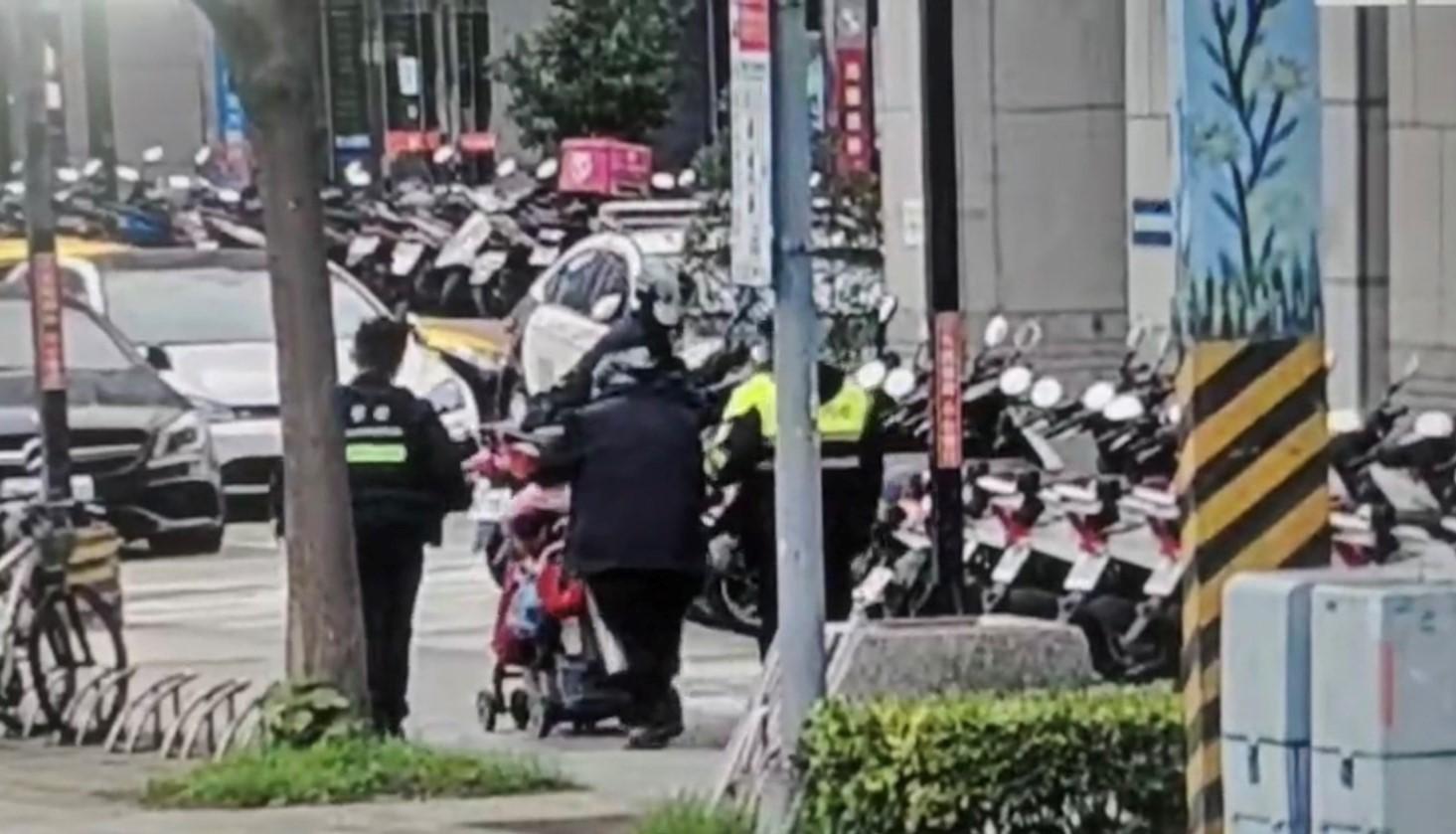 警方查知林男遭通緝,將他帶回警局偵辦。(翻攝畫面)