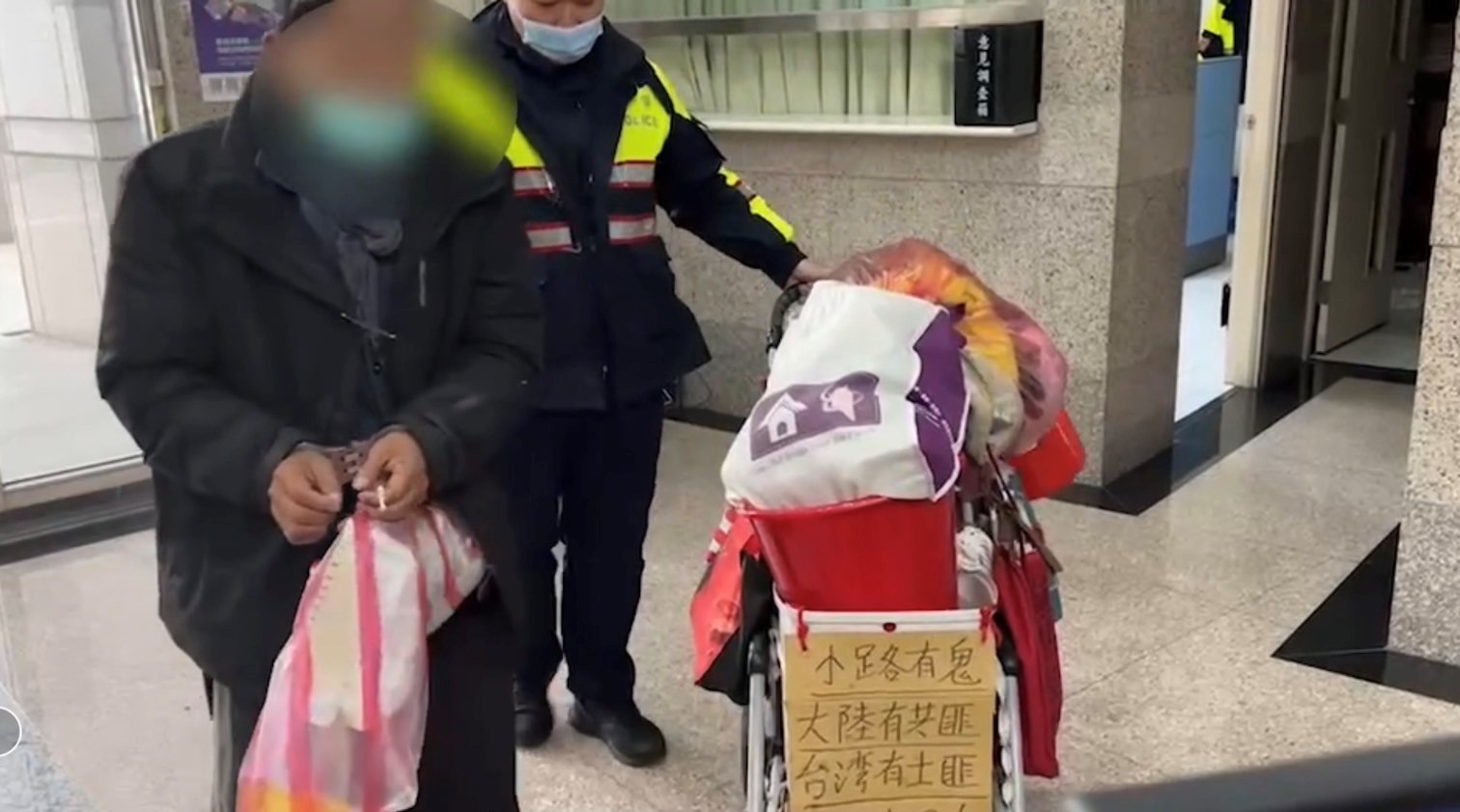 林男推著台獨標語的推車，十分醒目。（翻攝畫面）
