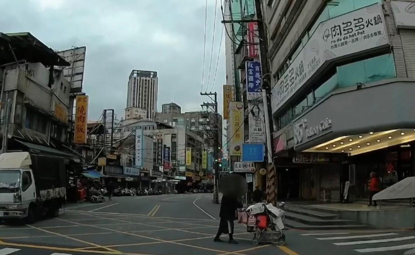 林姓男子經常推著推車在捷運站附近閒晃。(翻攝畫面)