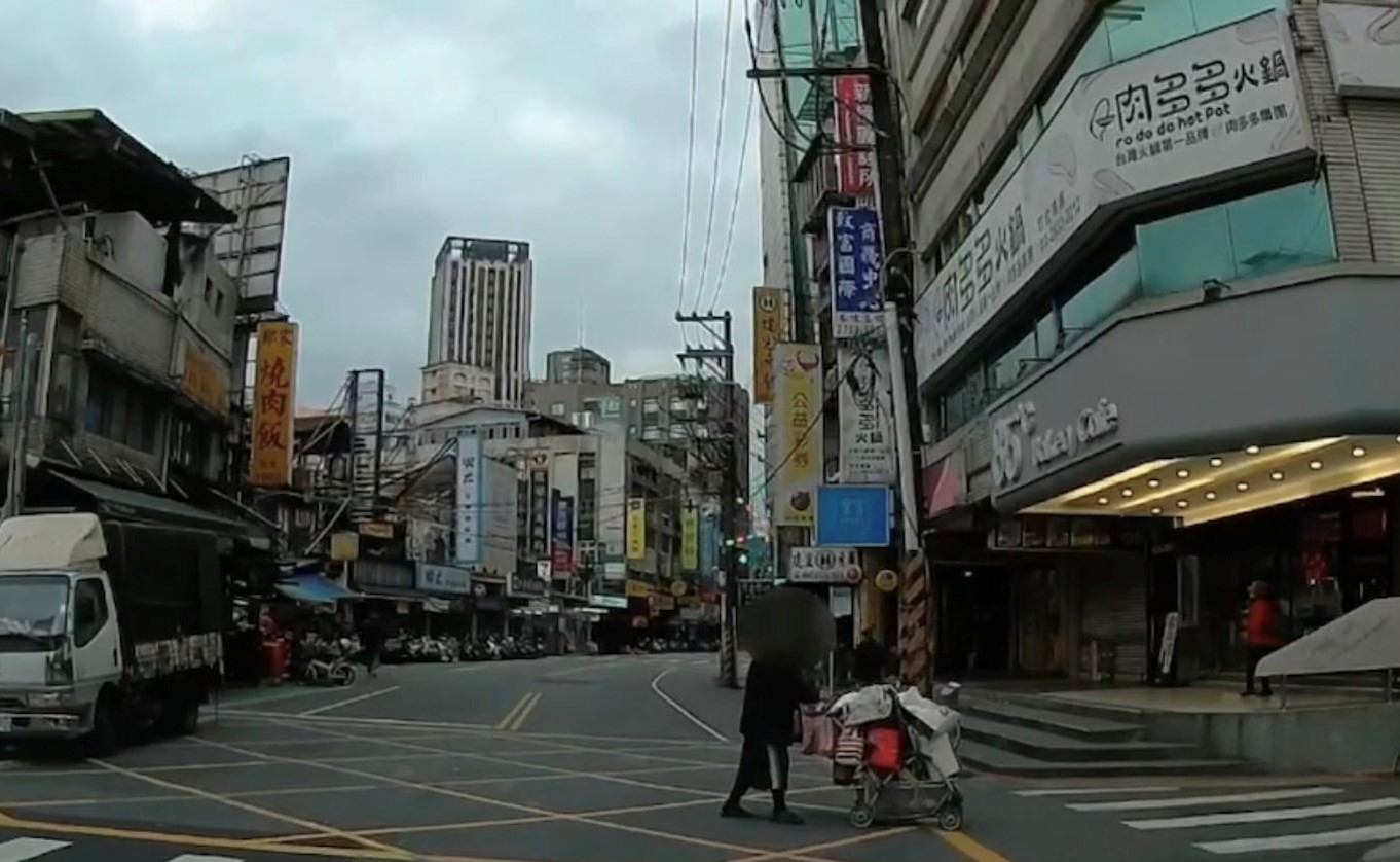林姓男子經常推著推車在捷運站附近閒晃。（翻攝畫面）