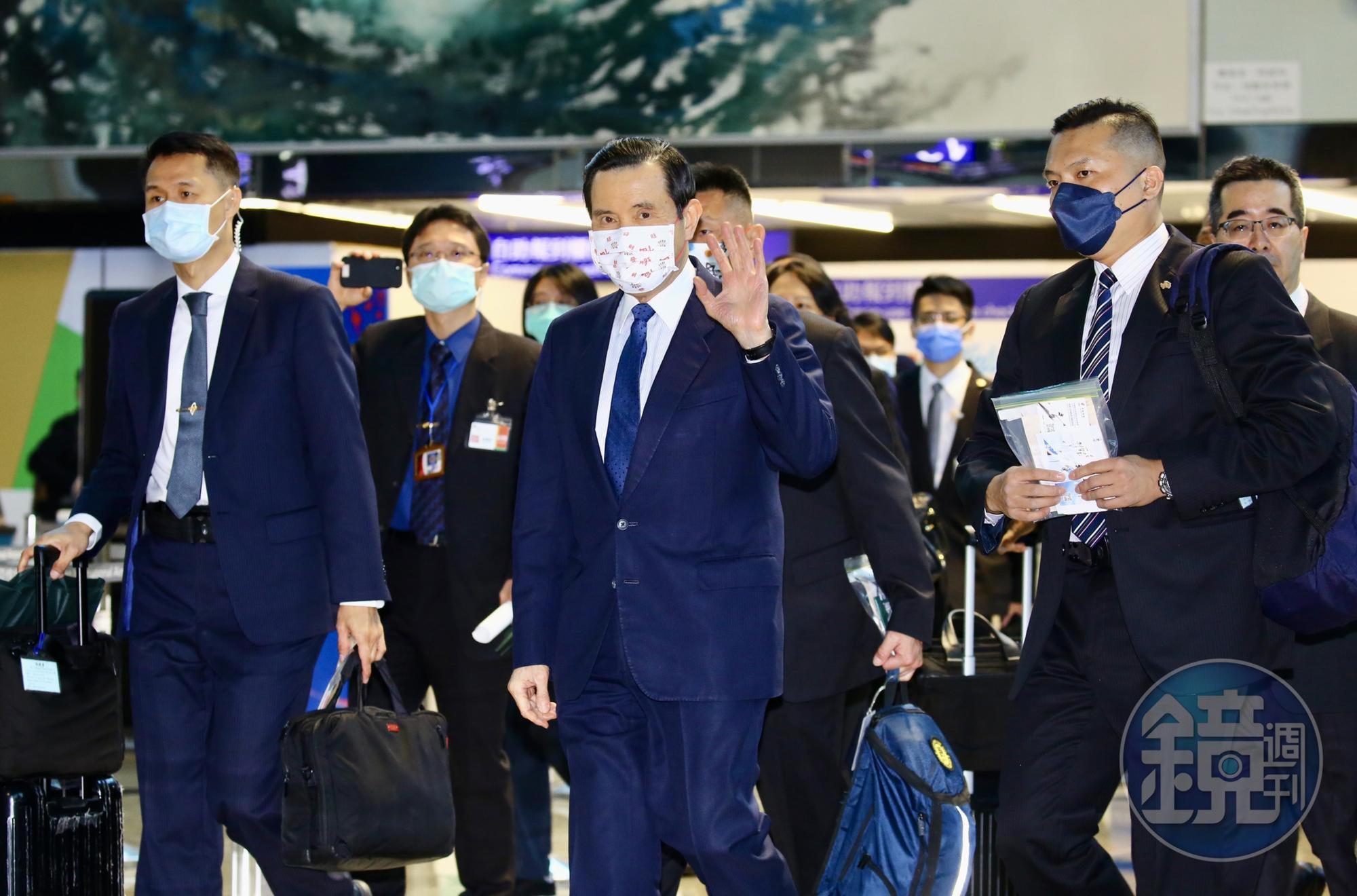 馬英九抵上海!搭機前直呼「我等了36年才到大陸訪問」,由國台辦副主任接機。