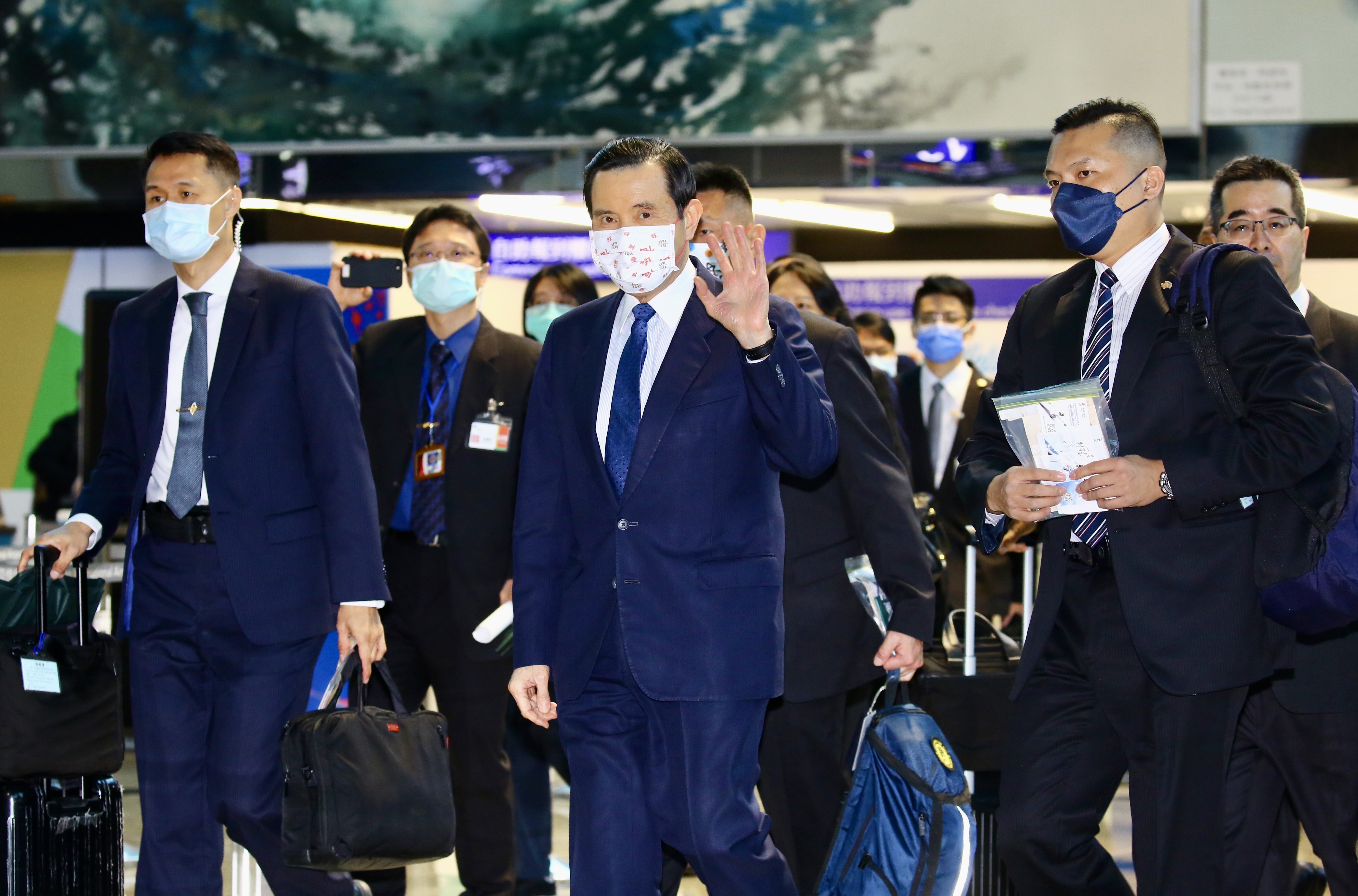 馬英九抵上海！搭機前直呼「我等了36年才到大陸訪問」，由國台辦副主任接機。