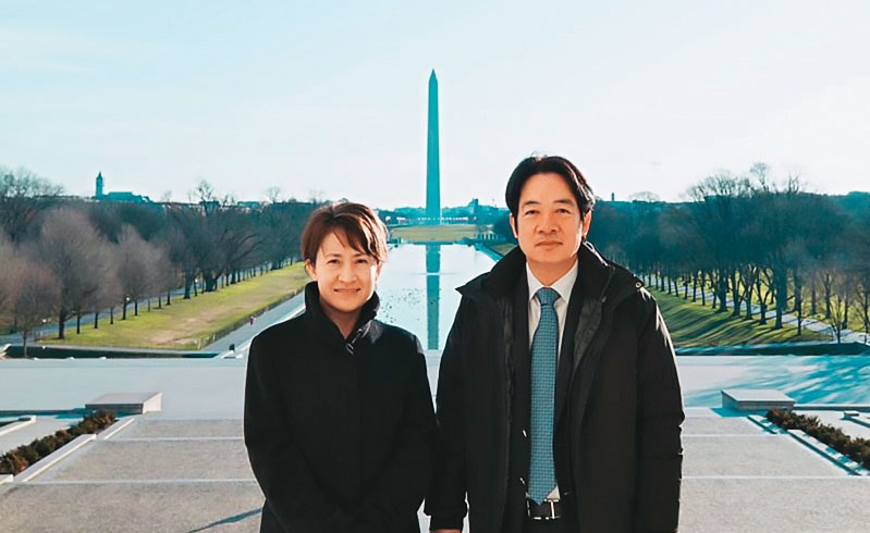 美國總統拜登當年就職，賴清德臉書貼出與蕭美琴在美國獨立紀念碑前的合照，當時有網友留言「感覺這兩位是未來的正副總統」。（翻攝賴清德臉書）