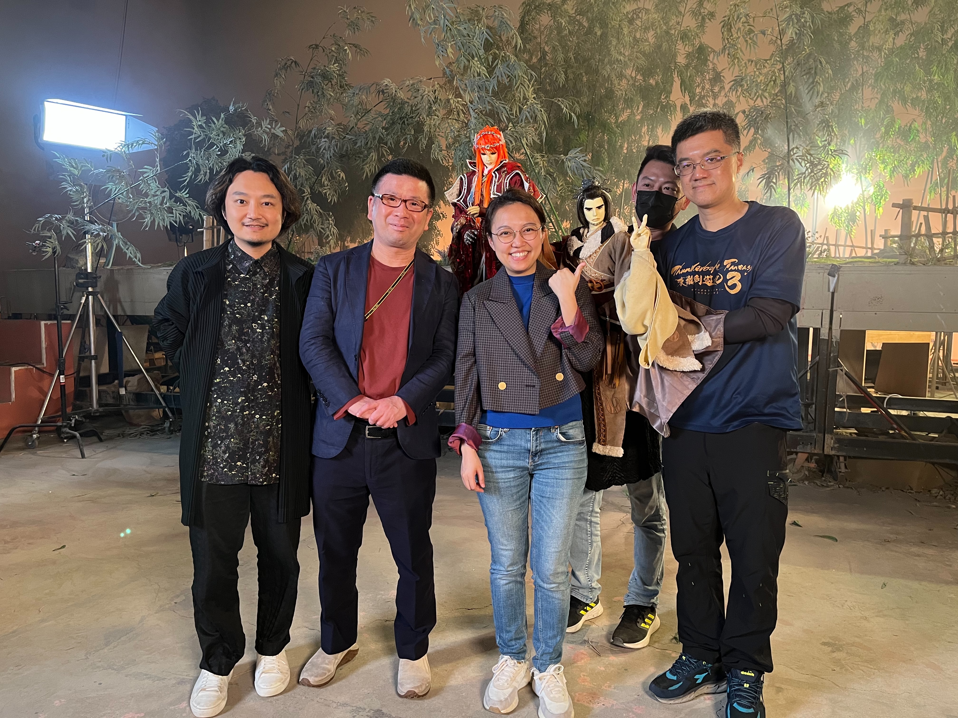 霹靂國際多媒體總經理黃亮勛（左起）、編劇虛淵玄、霹靂品牌總監黃政嘉及操偶師沈健銍、現場指導林奎協宣布《Thunderbolt Fantasy 東離劍遊紀》續集開鏡。（霹靂國際多媒體提供）