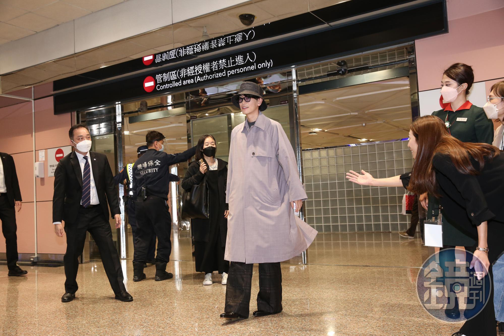 佐藤健看到大批接機粉絲面露喜色。