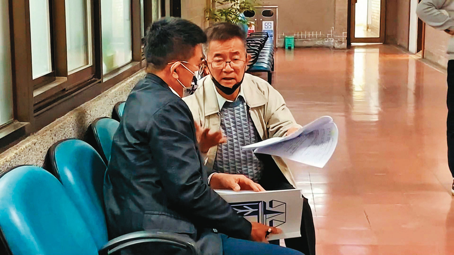 羅志明(右)遭檢調懷疑替中共在台發展共諜組織,他在地檢署頻和律師討論案情,訊後遭收押禁見。(翻攝鏡新聞)