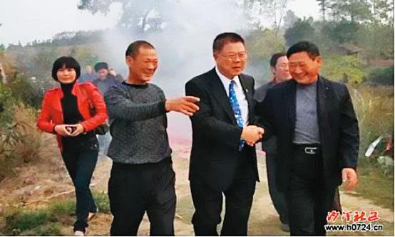 退役中將陳盛文(右2)回中國祭祖,中國媒體大肆報導,成為統戰宣傳。(翻攝搜狐)