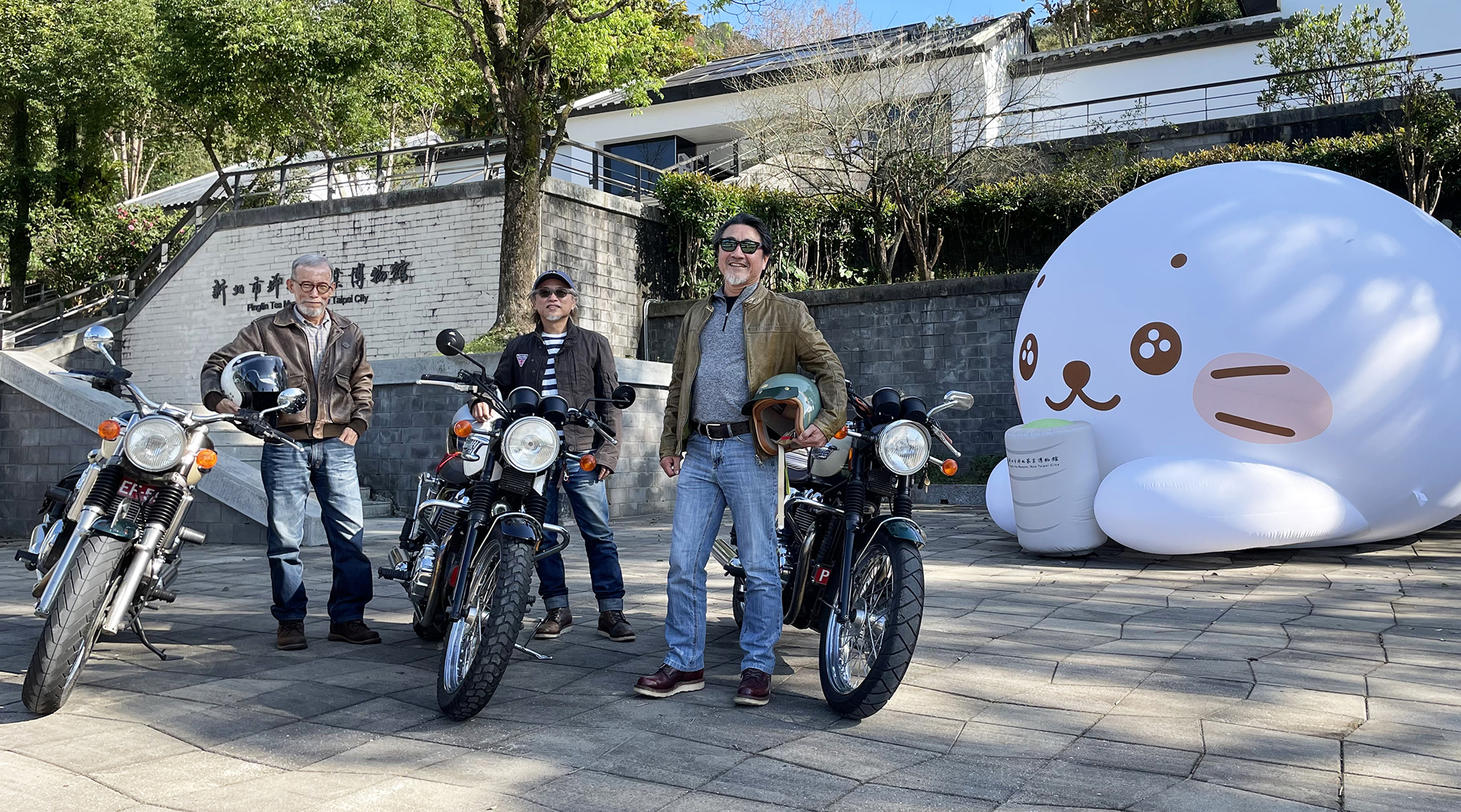 巨型海豹小白捧著茶趴在博物館門口迎接大家。(新北市政府文化局提供)