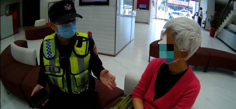 員警苦口婆心勸阻,終於保住阿嬤的養老金。(警方提供)